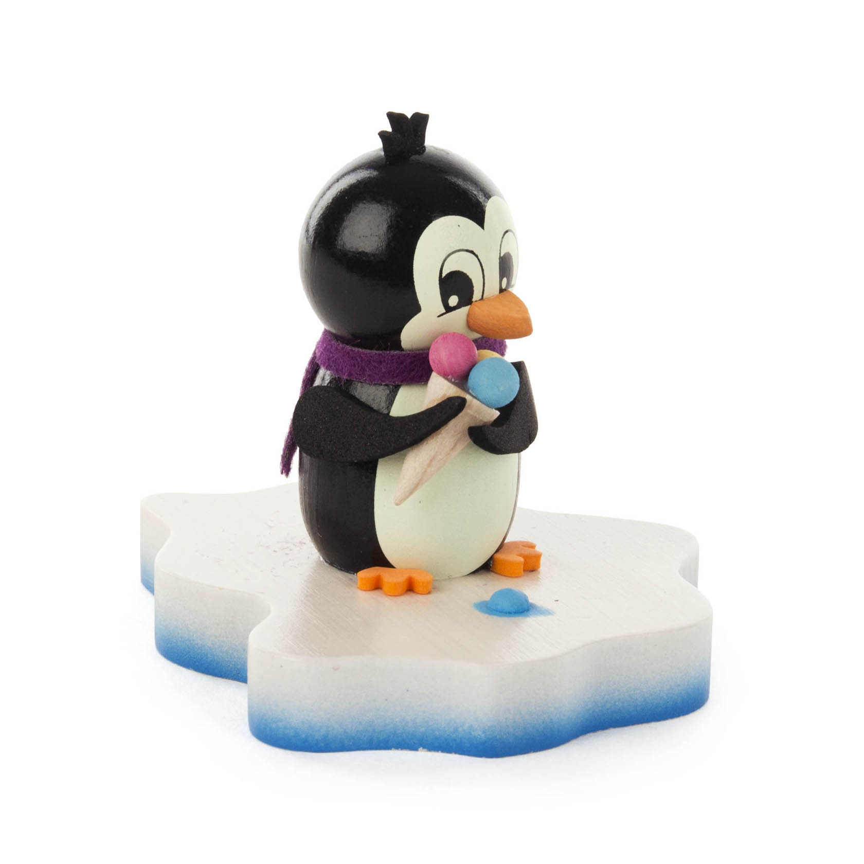 Ein niedlicher Pinguin mit lila Schal hält ein dreifarbiges Eis in den Flossen, davon eine Kugel auf den Boden gefallen.