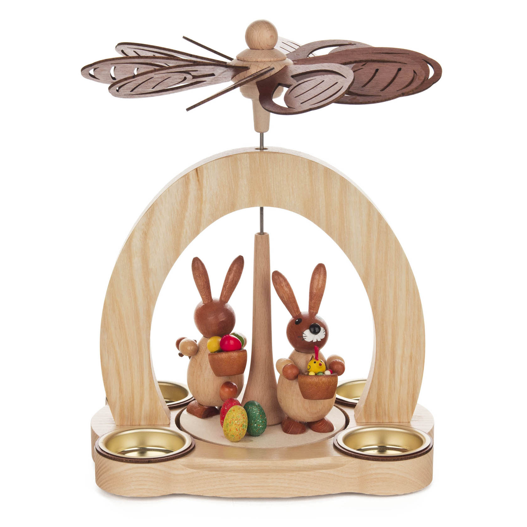 Holzpyramide mit zwei Hasenfiguren in der Mitte, die ein Osterei halten, und drei Teelichthalter am Sockel. im Dregeno Online Shop günstig kaufen