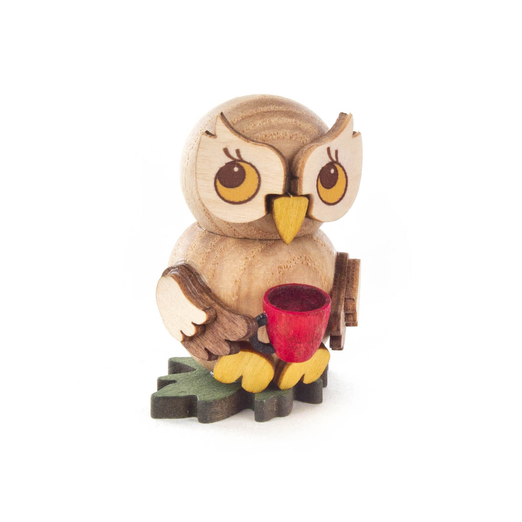 Holzfigur eines Eulenkindes mit großen Augen, hält rote Tasse, steht auf einem grünen Blatt. im Dregeno Online Shop günstig kaufen