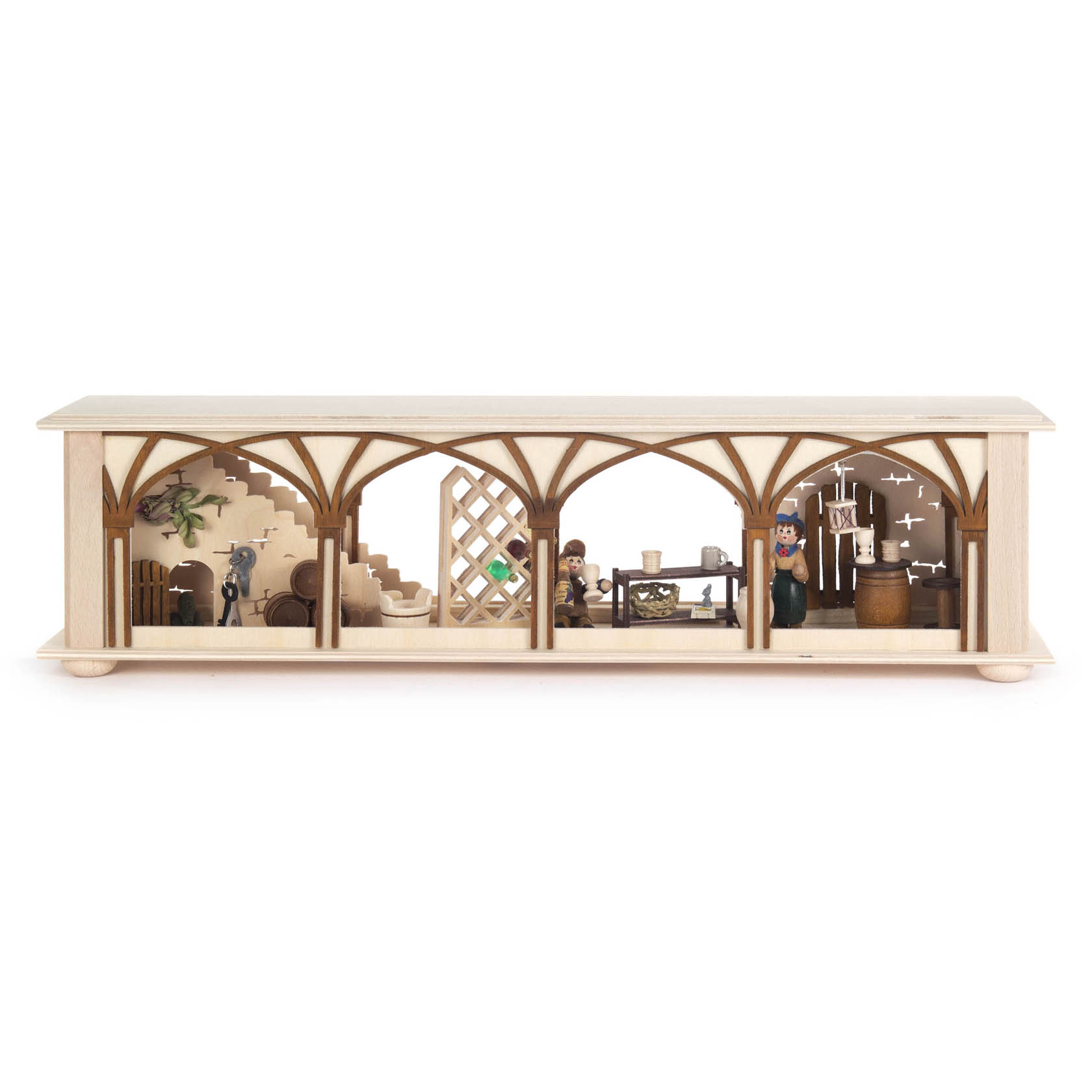 Dekorativer Miniatur-Weinkeller mit detailgetreuer, elektrischer Beleuchtung. Figuren bei der Weinherstellung, Weinfässer und Bar in Holzkulisse. im Dregeno Online Shop günstig kaufen