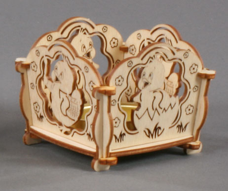 Verspielter Teelichthalter aus Holz mit geschnitzten Kükenmotiven an den Seiten. Die Struktur ist quadratisch mit leicht gewellten Rändern. im Dregeno Online Shop günstig kaufen
