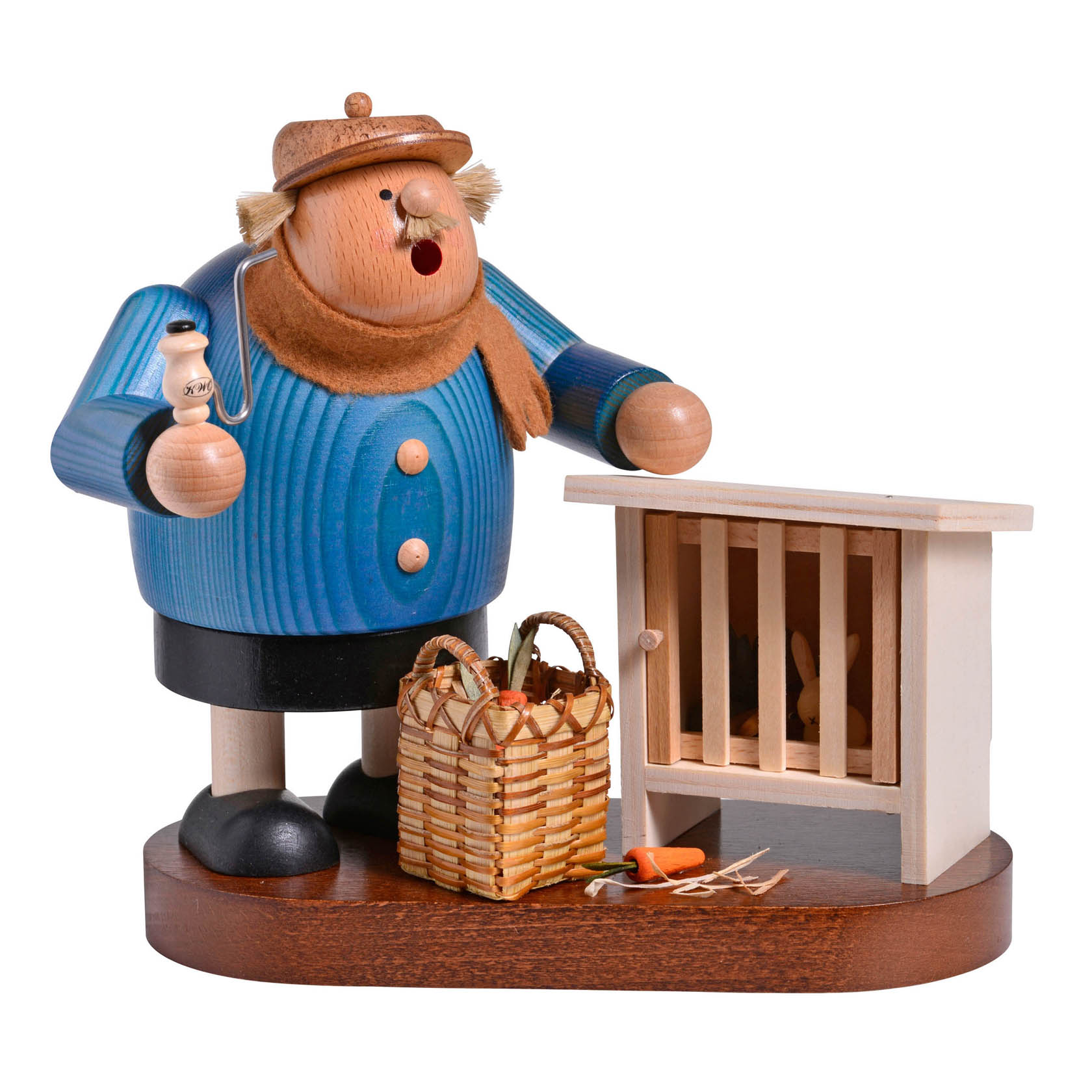 Holzfigur eines Hasenzüchters mit blauem Pullover und Mütze, der eine Pfeife hält. Neben ihm steht ein offener Hasenstall und ein Einkaufskorb mit Gemüse. im Dregeno Online Shop günstig kaufen
