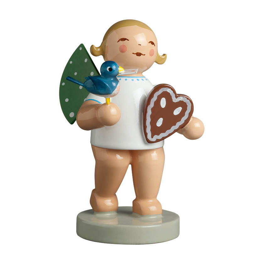 Figur eines Engels mit gelbem Haar, der einen Lebkuchenherz in der linken und einen blauen Vogel in der rechten Hand hält. Der Engel hat grüne Flügel. im Dregeno Online Shop günstig kaufen