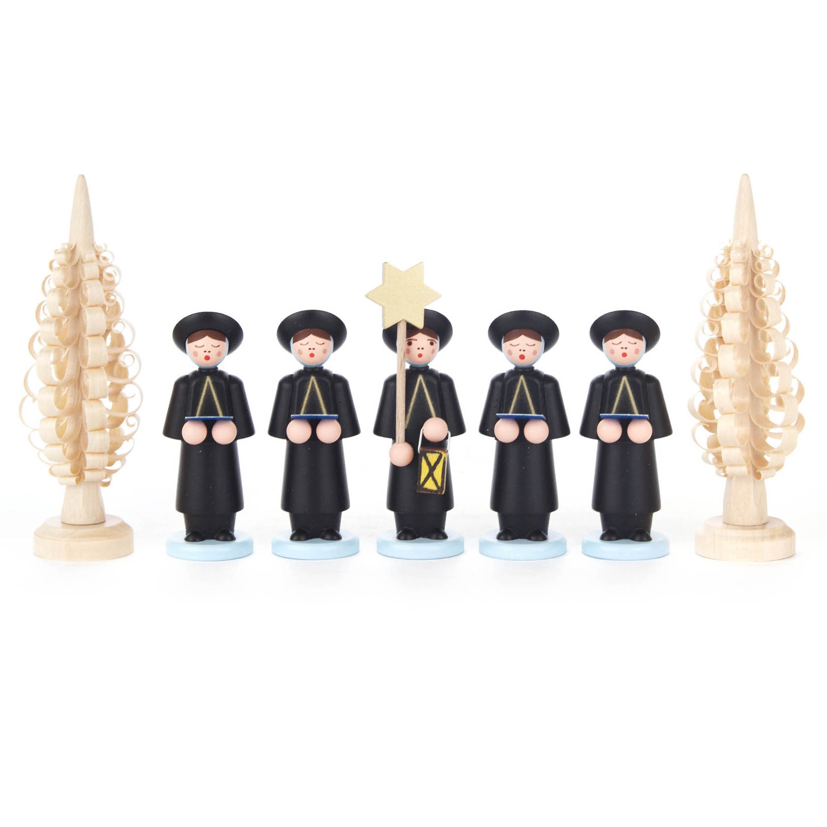 Sechs schwarze Kurrendefiguren mit weißen Gesichtern und Rosenbäckchen, zwei mit Lampe und Stern, flankiert von zwei naturfarbenen Spanbäumchen. im Dregeno Online Shop günstig kaufen