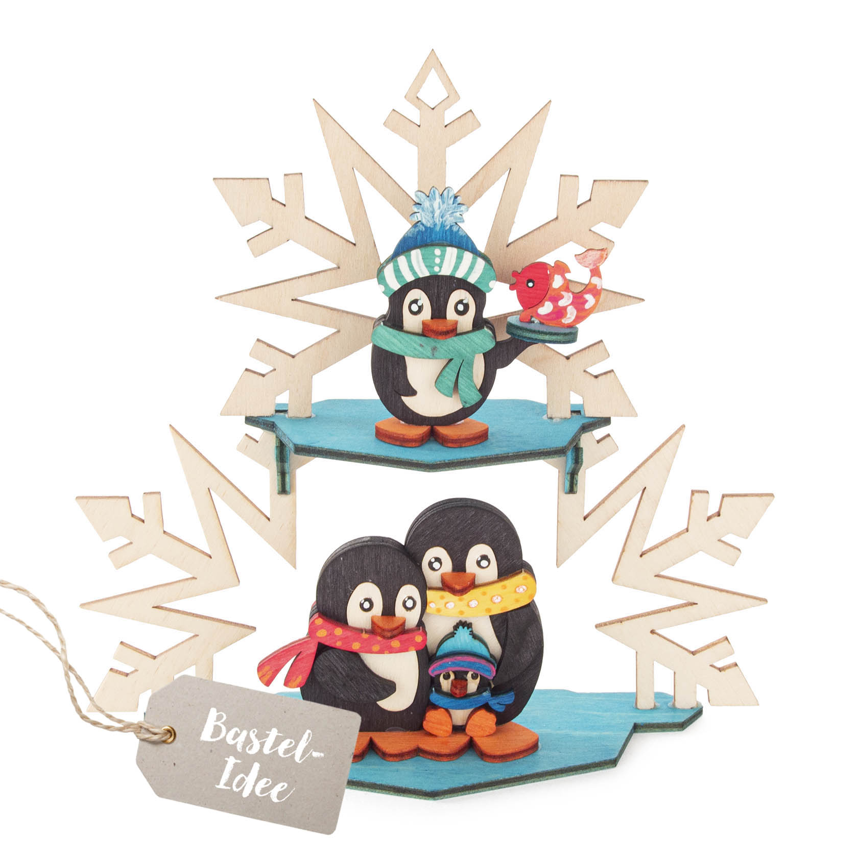 Holzaufsteller in Form von Schneeflocken mit zwei Ebenen, darauf drei Pinguine, einer mit blauem Hut und einem Fisch, zwei sitzen nebeneinander, einer ist kleiner. im Dregeno Online Shop günstig kaufen