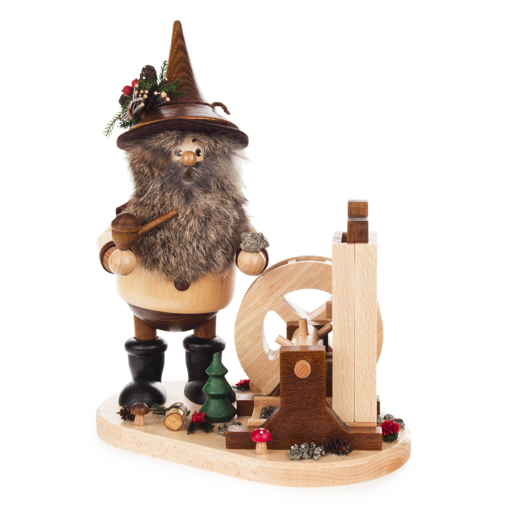 Holzfigur eines Erzwichtels mit Bart und spitzem Hut, der eine Pfeife hält. Neben ihm steht ein hölzernes Pochwerk mit handgeschnitzten Details. im Dregeno Online Shop günstig kaufen