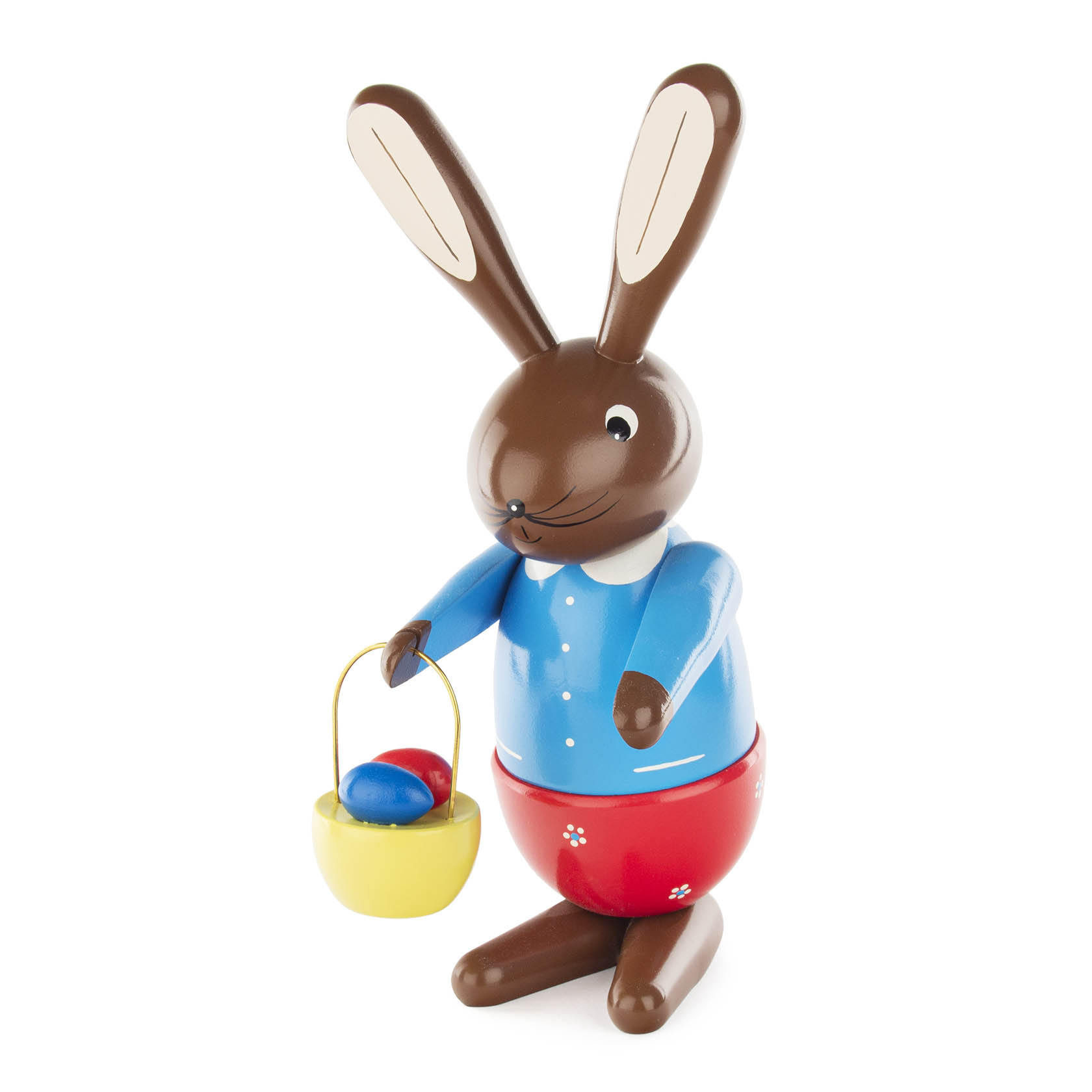 Bunte Holzfigur einer weiblichen Hasenfigur mit blauem Oberteil und rotem Rock, die einen gelben Handkorb mit bunten Eiern hält. im Dregeno Online Shop günstig kaufen