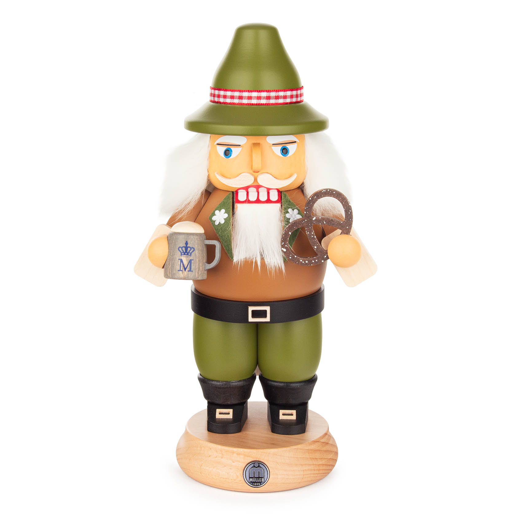 Holzfigur eines bayerischen Nussknackers, der eine Lederhose, einen grünen Hut mit Feder trägt. In der einen Hand hält er eine Brezel und im anderen einen Bierkrug. im Dregeno Online Shop günstig kaufen