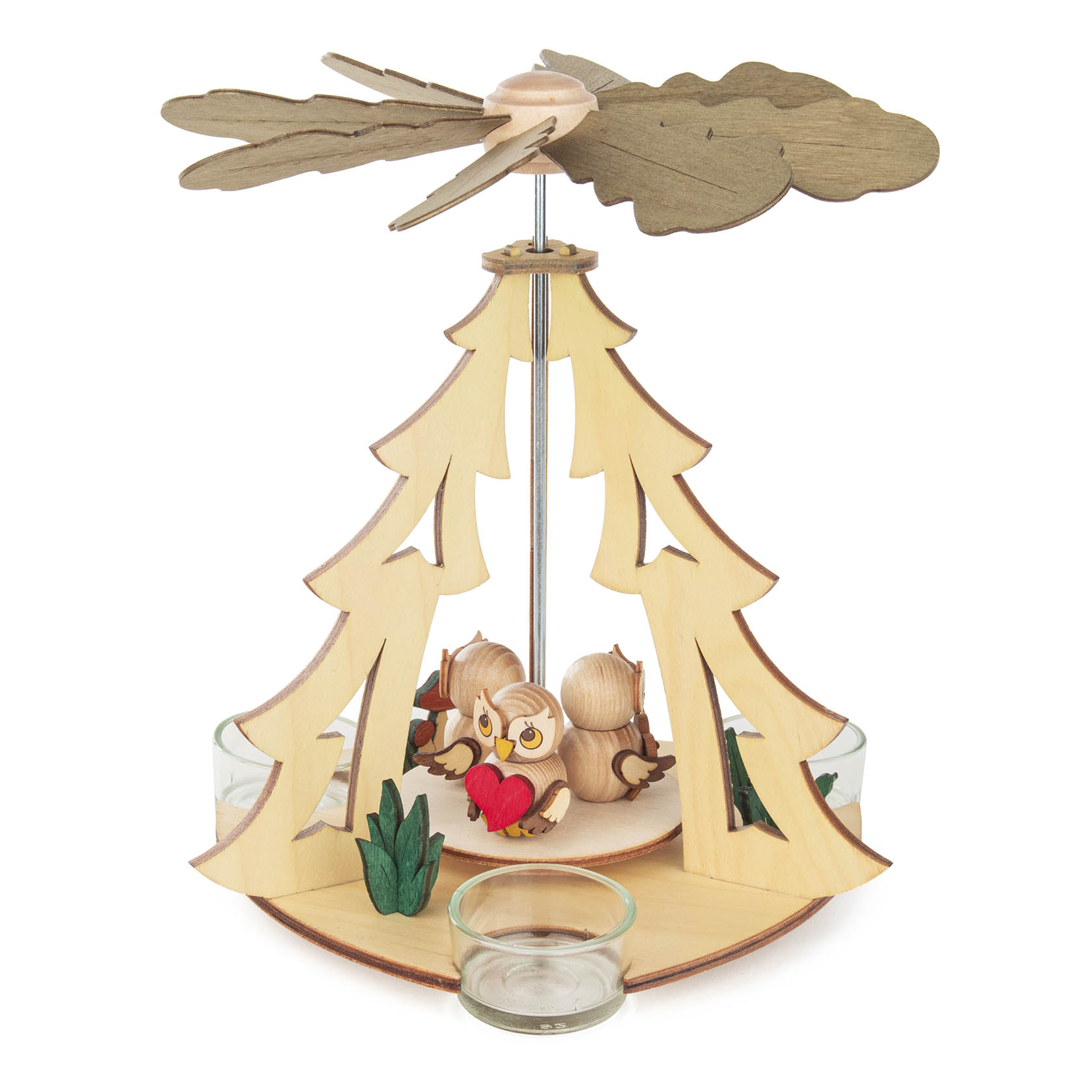 Holzpyramide in Tannenbaumform mit drei kleinen Eulen, die ein rotes Herz halten, darunter zwei Teelicht-Halterungen. im Dregeno Online Shop günstig kaufen