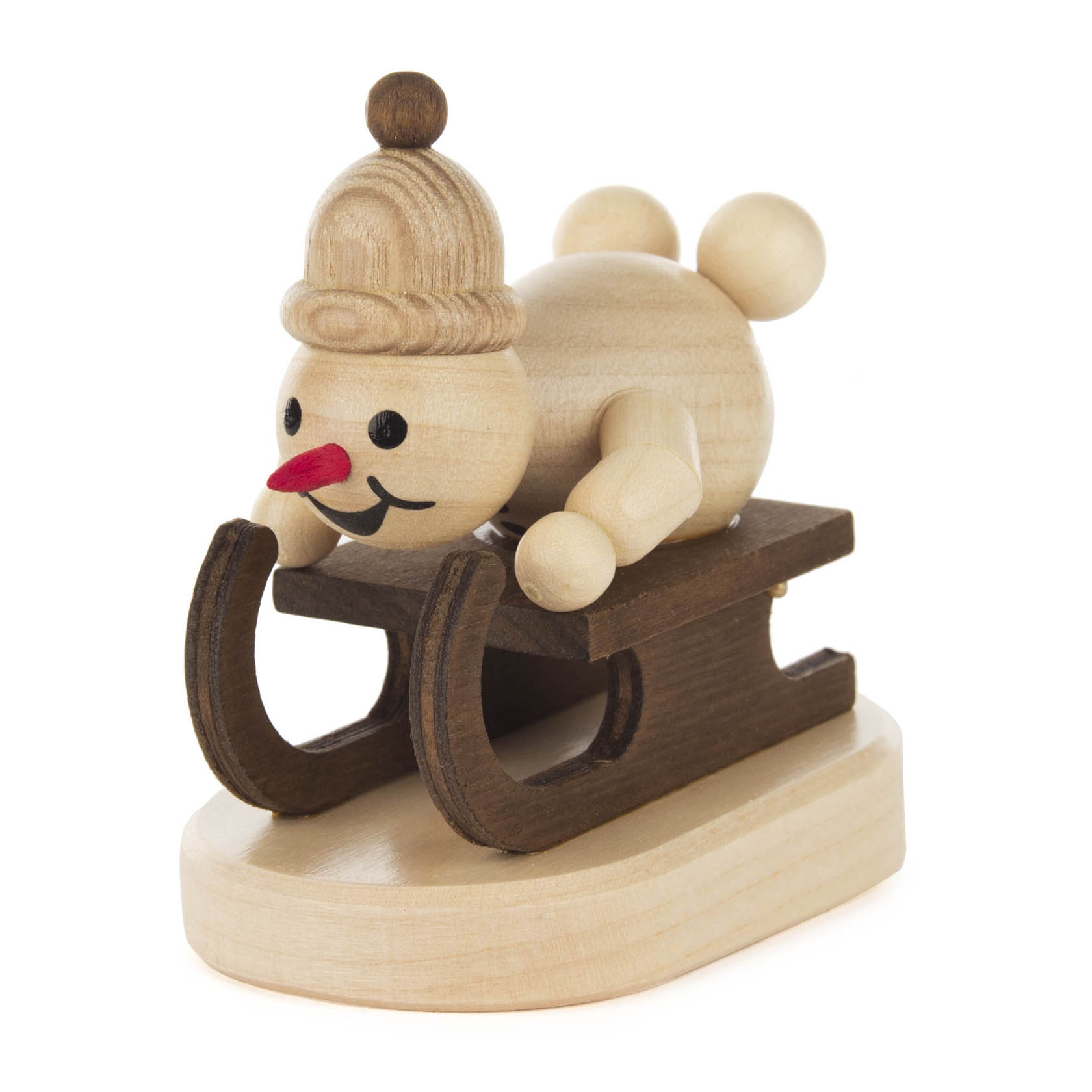 Holz-Schneemann mit roter Nase auf einem Holzschlitten, trägt eine Mütze und liegt bäuchlings auf dem Schlitten. im Dregeno Online Shop günstig kaufen