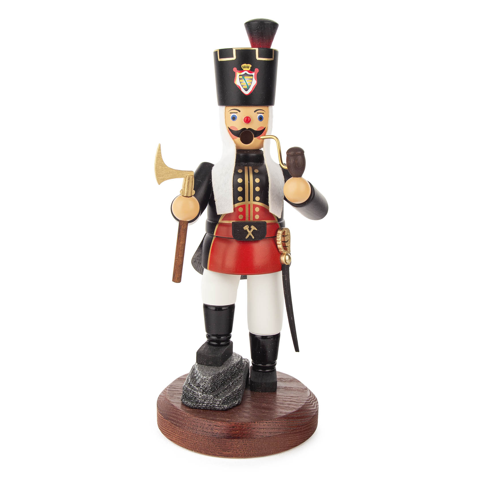 Holzfigur eines Räuchermanns in traditioneller Bergmannskleidung mit schwarzem Hut, Pfeife und Axt, stehend auf einem Stein. im Dregeno Online Shop günstig kaufen