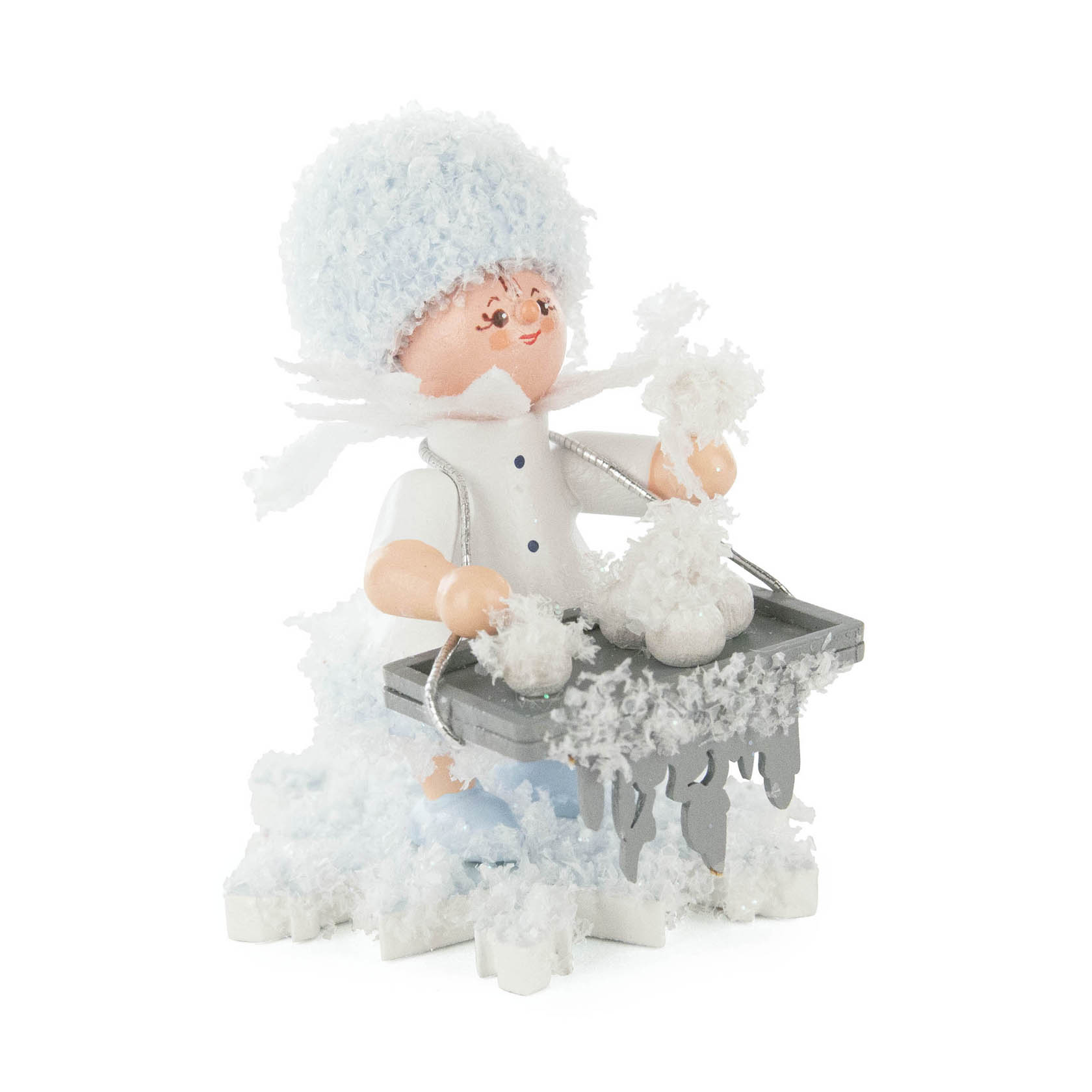 Kleine Schneemännchen-Figur mit blau-weißem Flauschhut, Schal und Eiskugeln auf einem Tablett, auf einem verschneiten Untergrund. im Dregeno Online Shop günstig kaufen