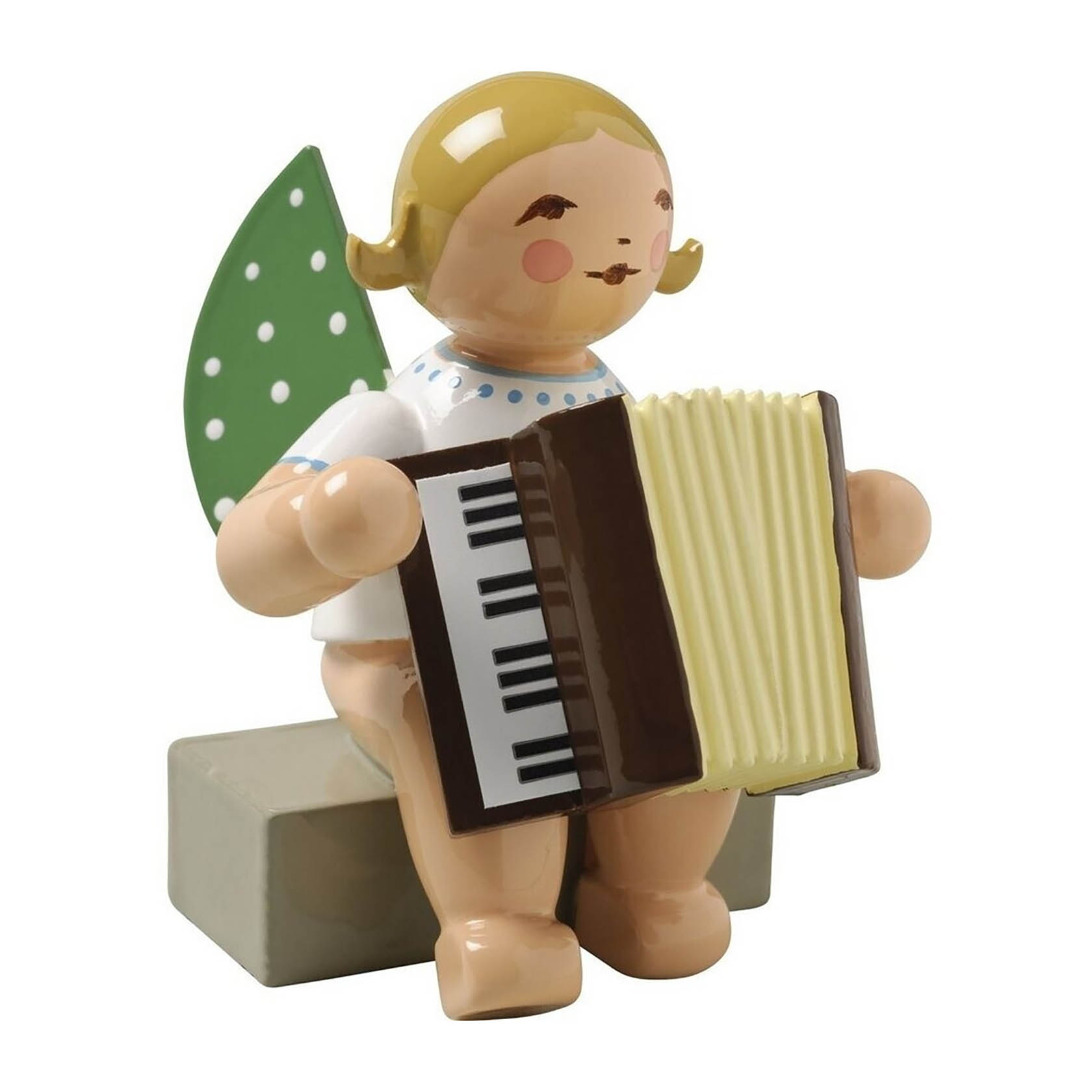 Holzfigur eines Engels mit Flügeln, der ein Akkordeon spielt, sitzend auf einem kleinen grünen Sockel. im Dregeno Online Shop günstig kaufen