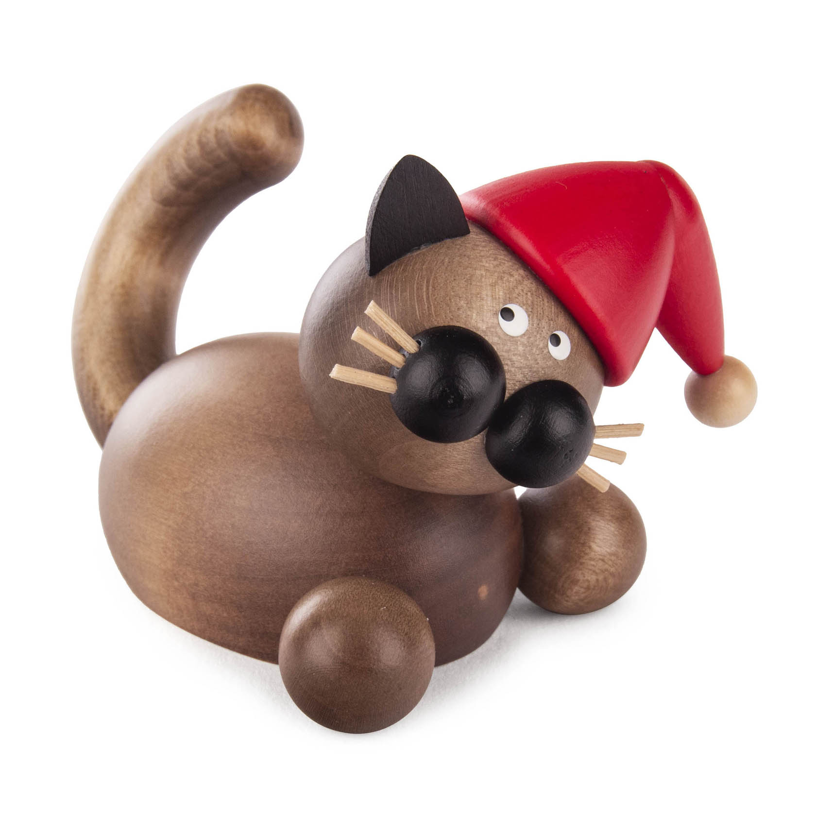 Holzfigur einer grau-schwarzen Katze namens Karli mit großen Augen, die eine rote Weihnachtsmütze trägt, beim aufmerksamen Beobachten. im Dregeno Online Shop günstig kaufen