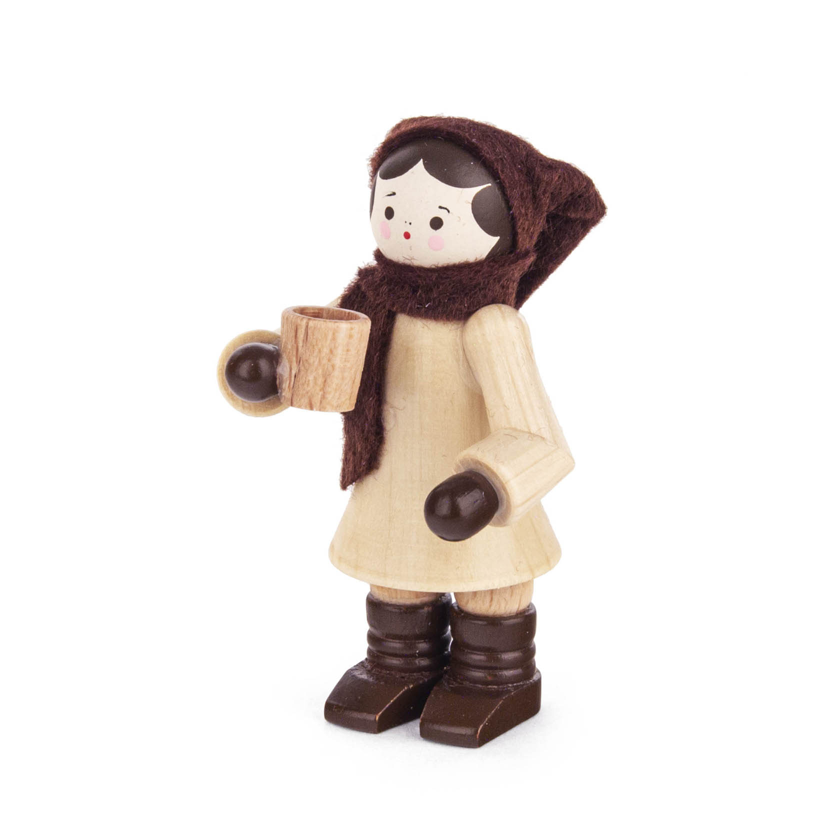 Holzfigur einer Frau in naturfarbenem Kleid mit braunem Schal und Mütze, hält einen Holzbecher in der Hand. im Dregeno Online Shop günstig kaufen