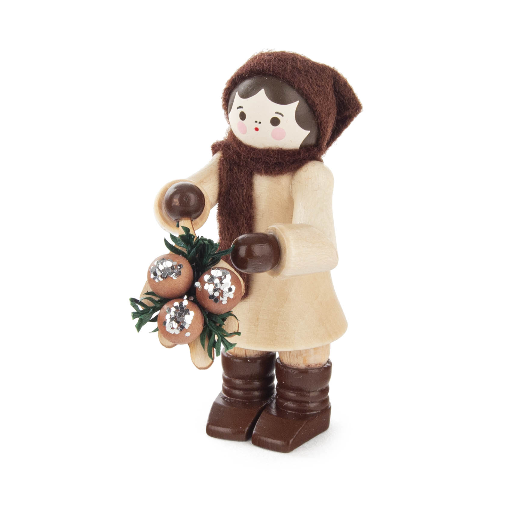 Kleine Holzfigur einer Frau mit braunem Mantel, Schal und Kopftuch, die in den Händen silbern glänzende Verzierung trägt. im Dregeno Online Shop günstig kaufen