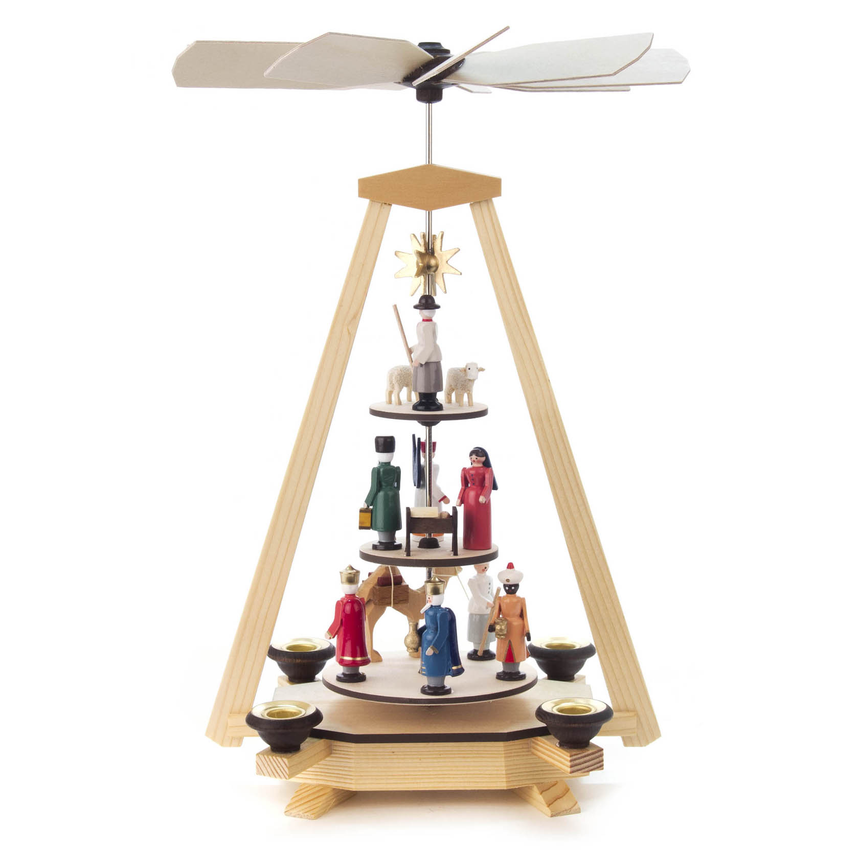 Holzpyramide mit drei Ebenen, dargestellt ist die Geburt Christi mit Figuren in traditioneller Kleidung. Vier Kerzenleuchter sind an den Ecken. im Dregeno Online Shop günstig kaufen