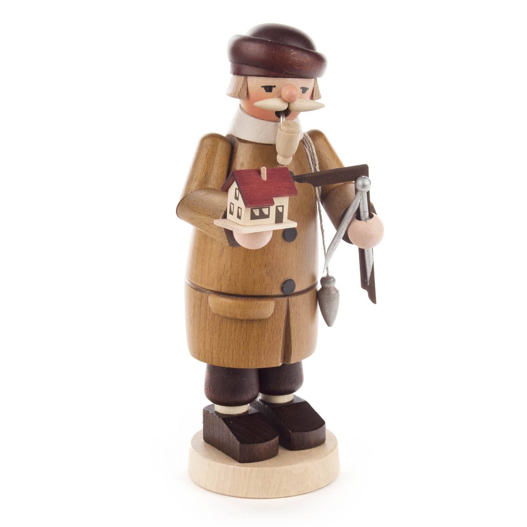 Ein traditioneller Räuchermann im Baumeister-Design, hält ein kleines Modell eines Hauses und einen Winkelmesser. Er trägt eine braune Jacke und eine Mütze.