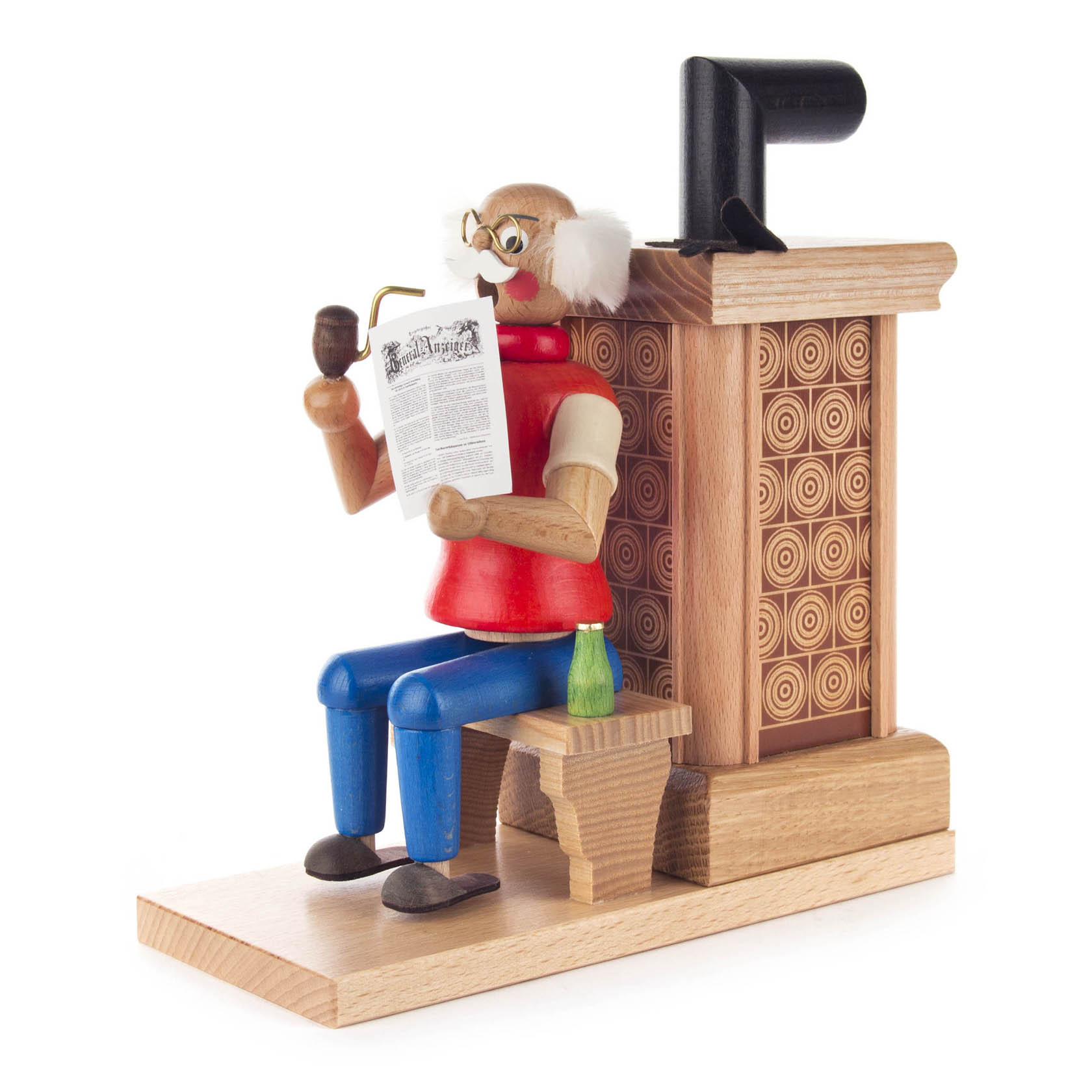 Holzfigur eines älteren Mannes mit Brille, weißem Haar und Pfeife sitzend vor einem detaillierten Räucherofen, mit einer Zeitung in der Hand. im Dregeno Online Shop günstig kaufen