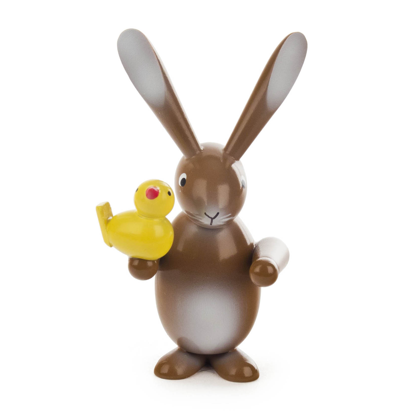 Eine braune Hasenfigur mit weißen Ohren hält eine gelbe Vogelspielzeugfigur mit rotem Schnabel in der Hand.