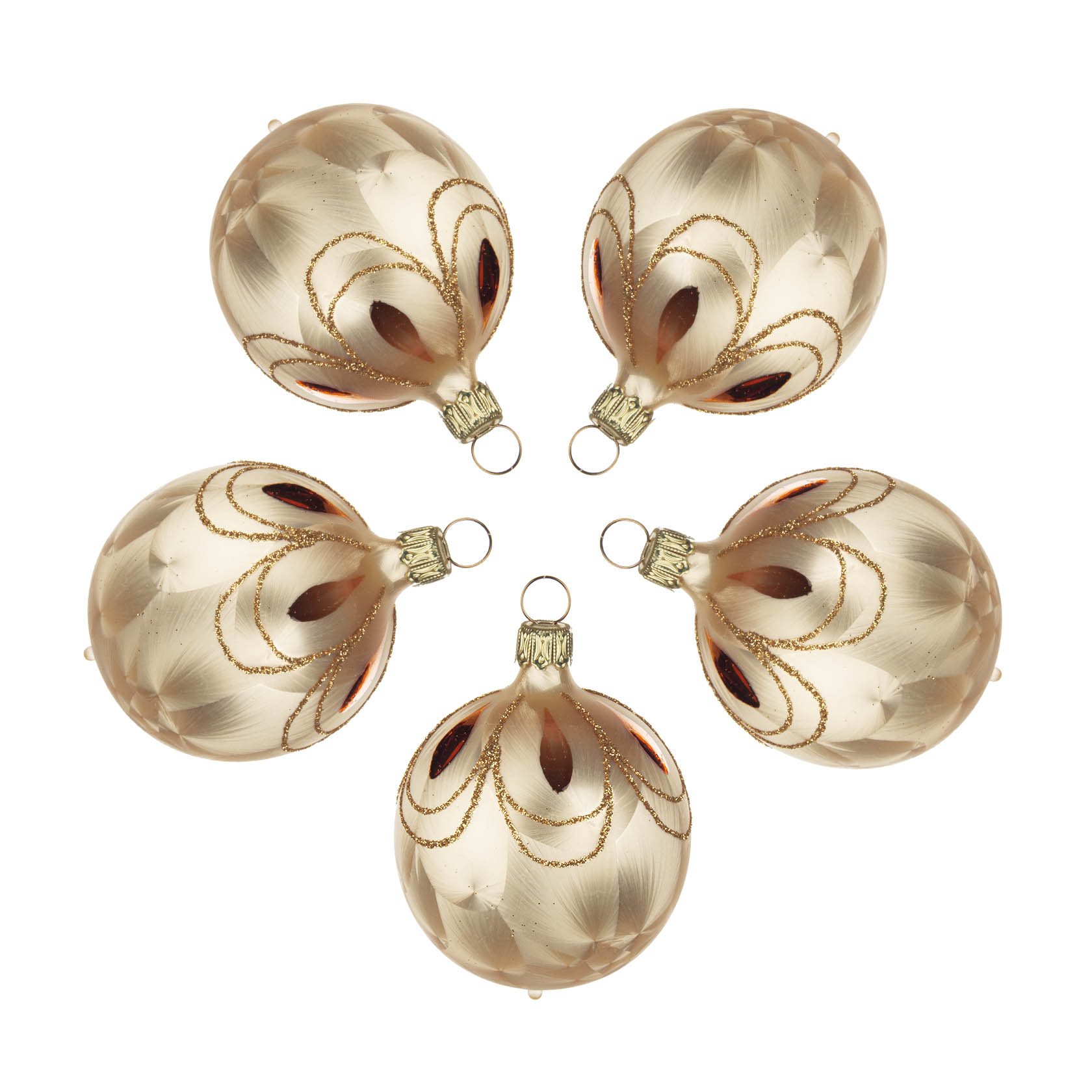 Fünf dekorative Christbaumkugeln in Eischampagner, jeweils 6 cm groß, angeordnet in einer Blütenform. Verziert mit goldenen Glitzerdetails. im Dregeno Online Shop günstig kaufen