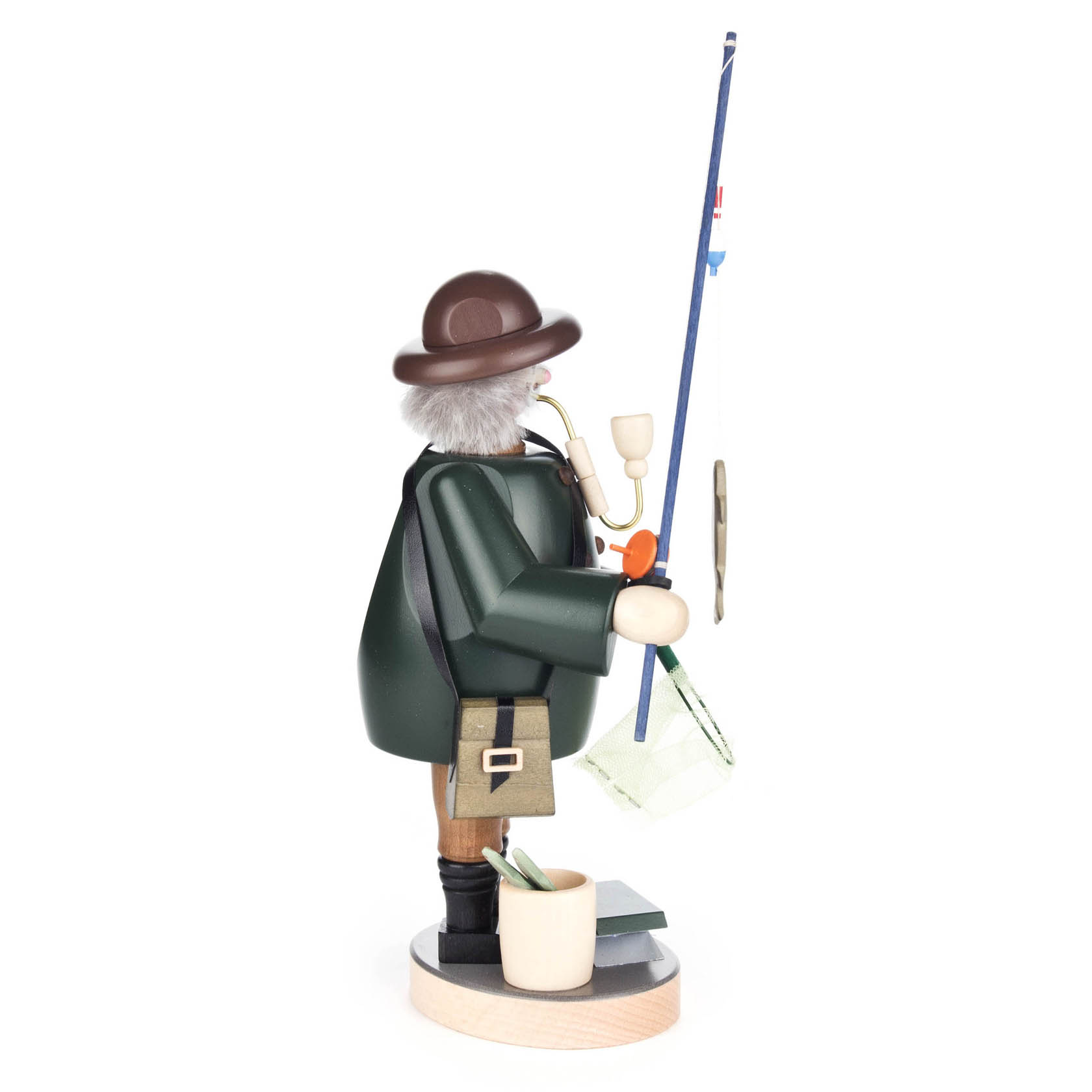 Holzfigur eines Anglers mit Pfeife, Angel und Fischernetz. Der Angler trägt einen grünen Mantel, hellbraune Hose und Hut.