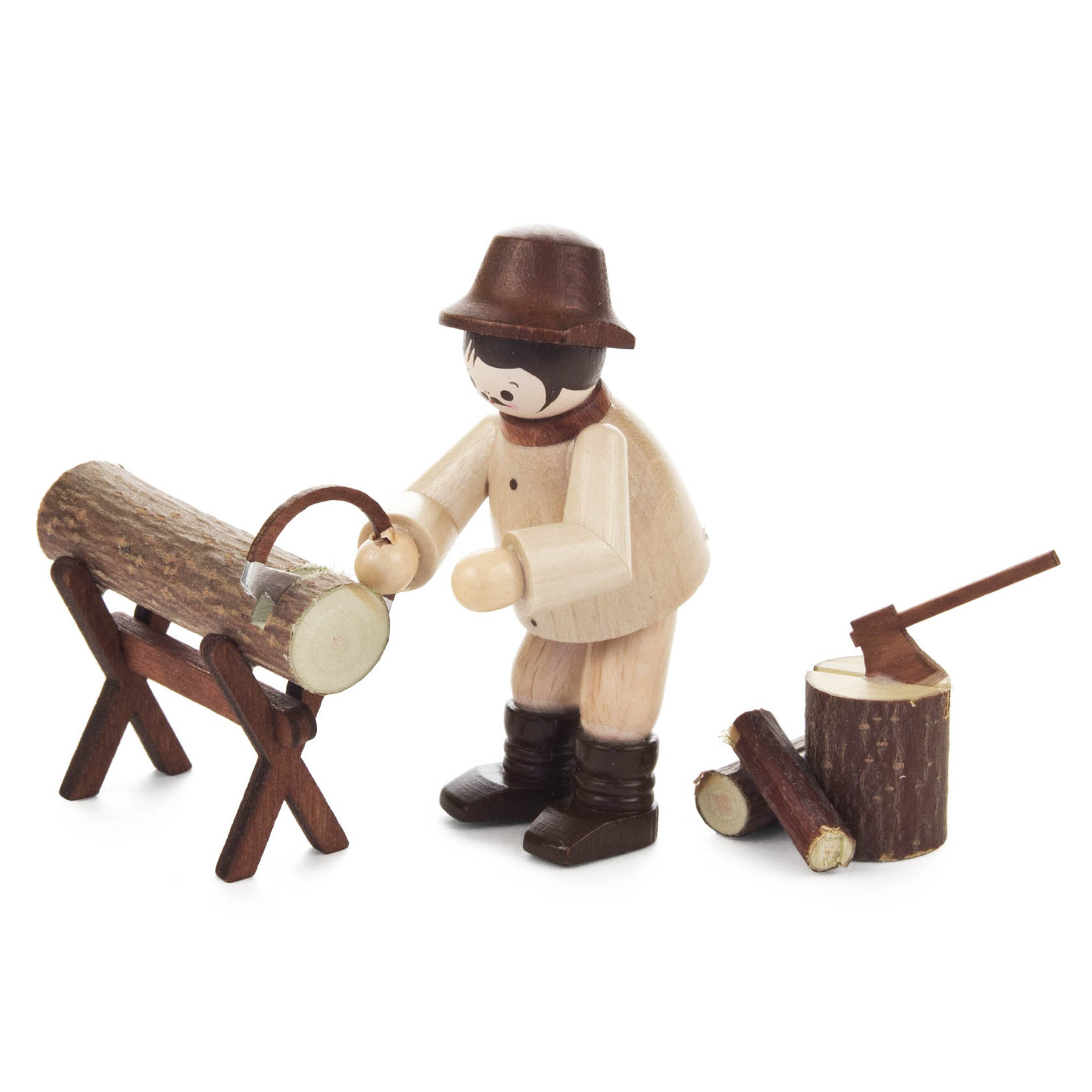 Eine Holzfigur eines Waldarbeiters sägt mit einer Handsäge einen Holzstamm, der auf einem Gestell liegt. Neben ihm liegen ein Baumstumpf, Holzscheite und eine Axt. im Dregeno Online Shop günstig kaufen