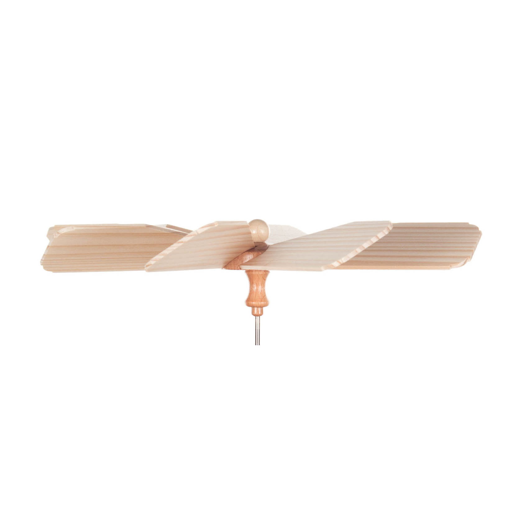 Ein Flügelrad aus Holz mit vier flachen, rechteckigen Flügeln, die symmetrisch an einem zentralen zylindrischen Holzstiel befestigt sind.