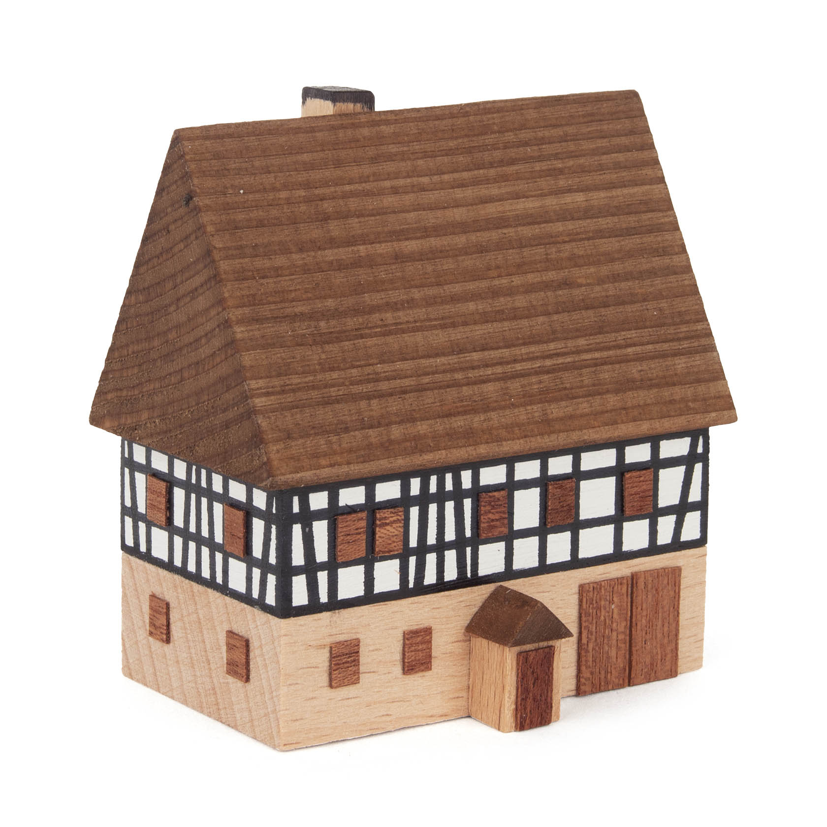 Modell einer zweistöckigen Wohnstallscheune im Fachwerkstil mit braunem Satteldach und weißen Wänden mit schwarzen Balken, etwa 60mm groß. im Dregeno Online Shop günstig kaufen