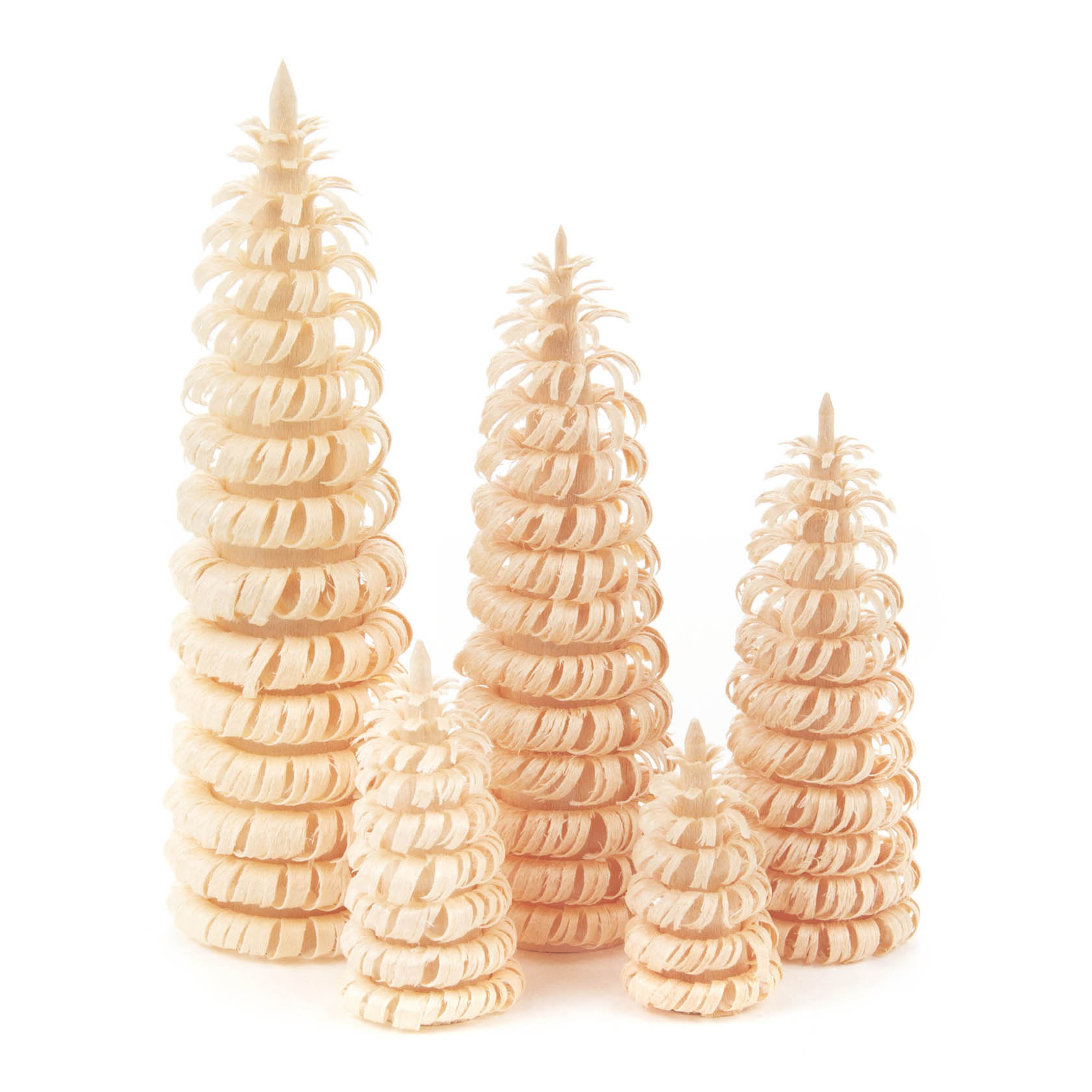 Fünf unterschiedlich große, naturbelassene Ringelbäume aus Holz ohne Stamm. Sie sind spiralförmig geschichtet und variieren in der Höhe. im Dregeno Online Shop günstig kaufen