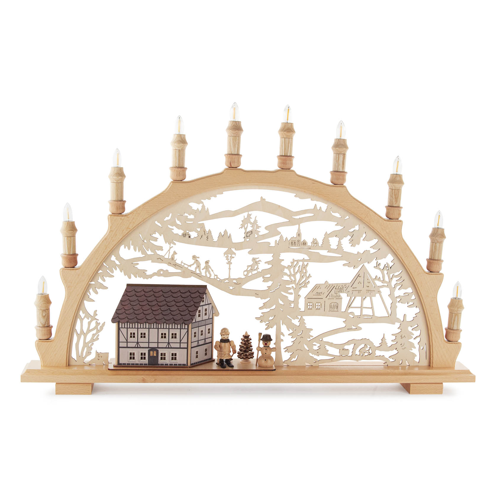 Ein Schwibbogen mit LED-Beleuchtung zeigt zwei geschnitzte Winterkinder neben einem kleinen Fachwerkhaus und einem Weihnachtsbaum. im Dregeno Online Shop günstig kaufen