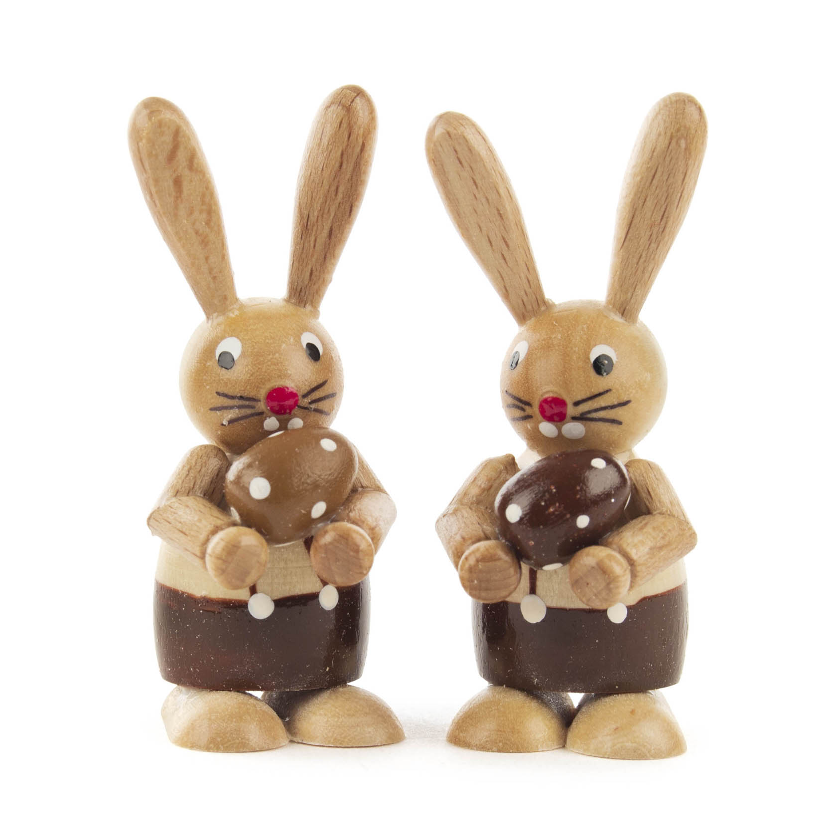 Zwei Holzhasen mit langen Ohren und roten Nasen, die in Händen jeweils ein großes braunes Ei halten. im Dregeno Online Shop günstig kaufen