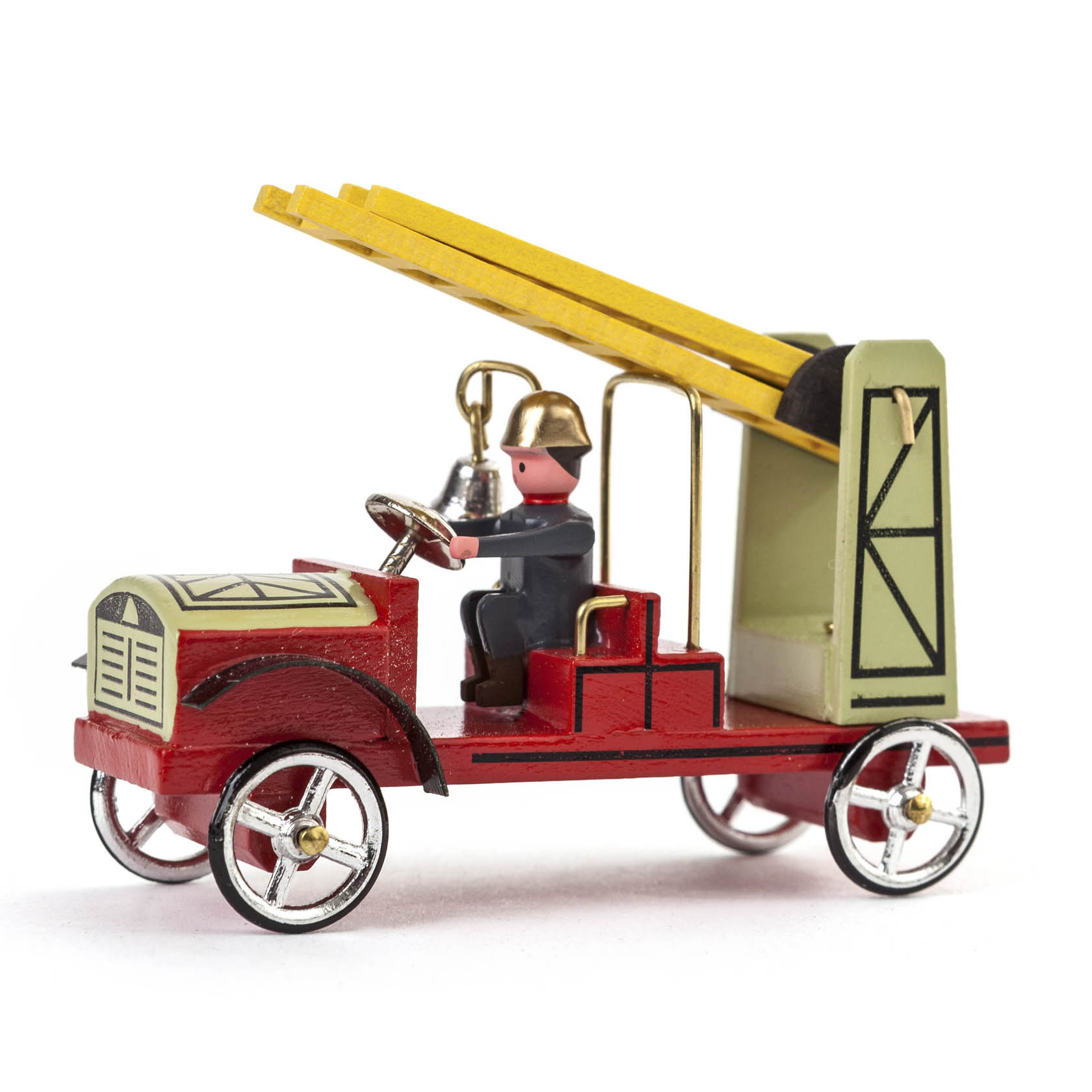 Ein Miniaturmodell eines historischen Feuerwehr-Leiterwagens mit Fahrerfigur, rotem Chassis, gelber Leiter und glänzenden Metallrädern. im Dregeno Online Shop günstig kaufen