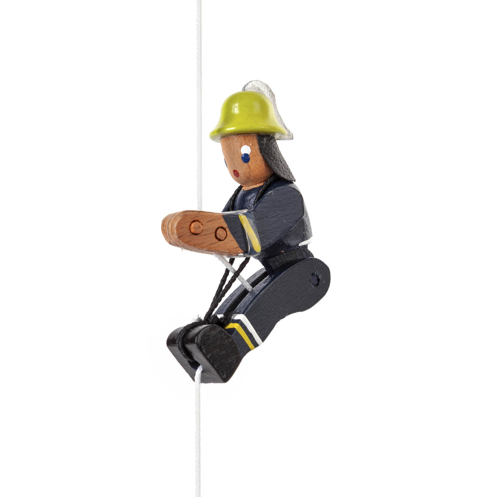 Holzfigur eines Feuerwehrmanns in moderner Uniform, der an einem Seil klettert. Er trägt einen gelben Helm und eine dunkelblaue Uniform mit reflektierenden Streifen. im Dregeno Online Shop günstig kaufen
