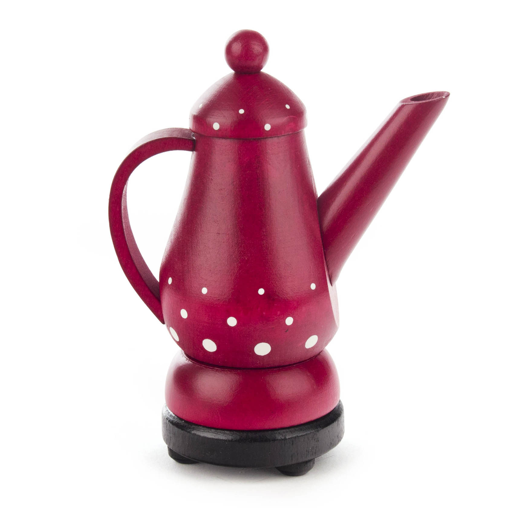 Rote Räucherfigur in Form einer Kaffeekanne mit weißen Punkten und einem Kannenstiel auf einem kleinen, schwarzen Sockel stehend.