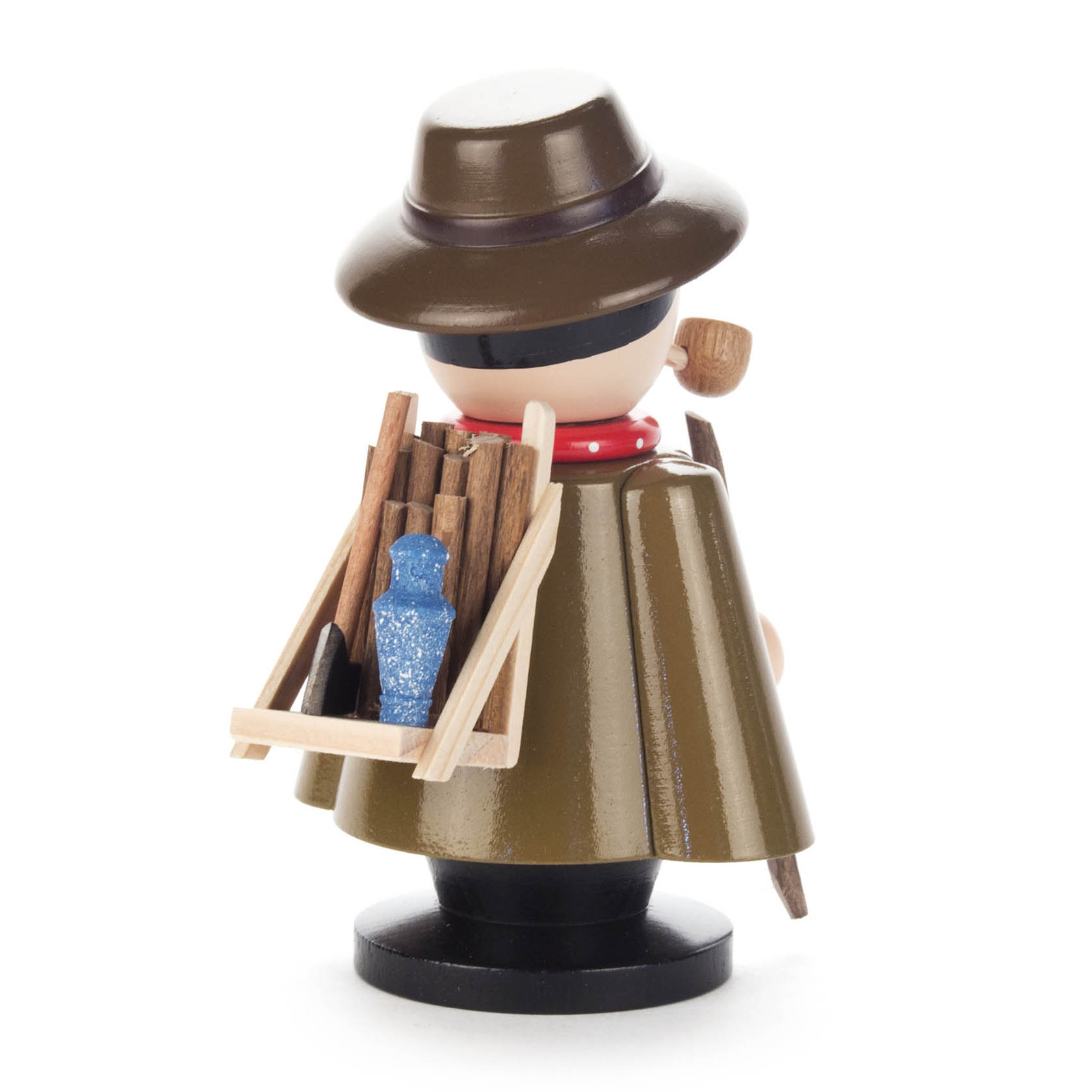 Räuchermann in Form eines Holzmachers mit braunem Hut, grünem Mantel, einem blauen Fläschchen und Werkzeugen im hölzernen Rückenträger.
