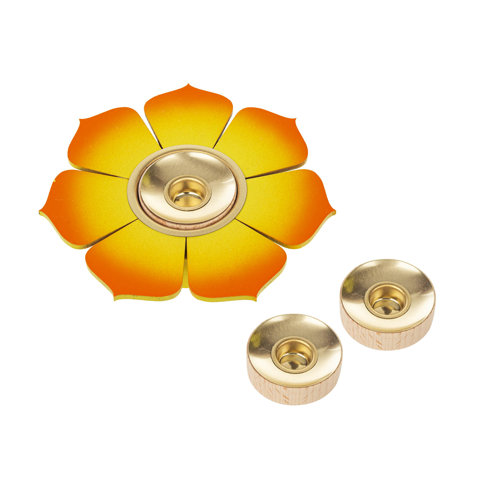 Ein Teelichthalter in Form einer orange-gelben Blüte mit zwei goldenen, runden Kerzenhaltern daneben.