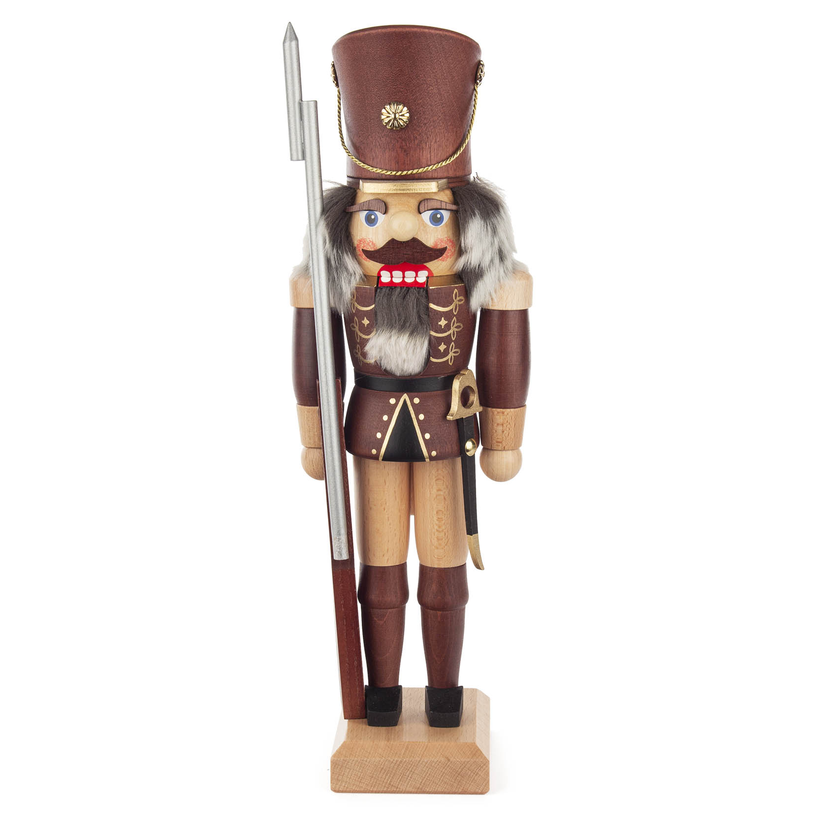 Braun lasierter, 38 cm großer Nussknacker in Form eines Soldaten mit buschigem Bart und Schnauzer, silbernem Speer und dekorativer Uniform. im Dregeno Online Shop günstig kaufen