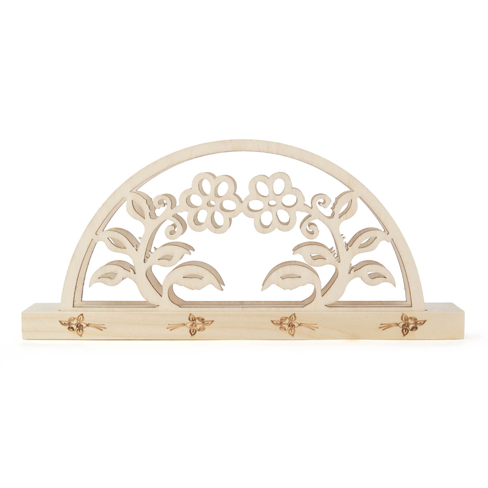 Ein hölzerner Serviettenständer mit geschnitztem Blumenmuster, das zwei Blumen mit Blättern darstellt. im Dregeno Online Shop günstig kaufen