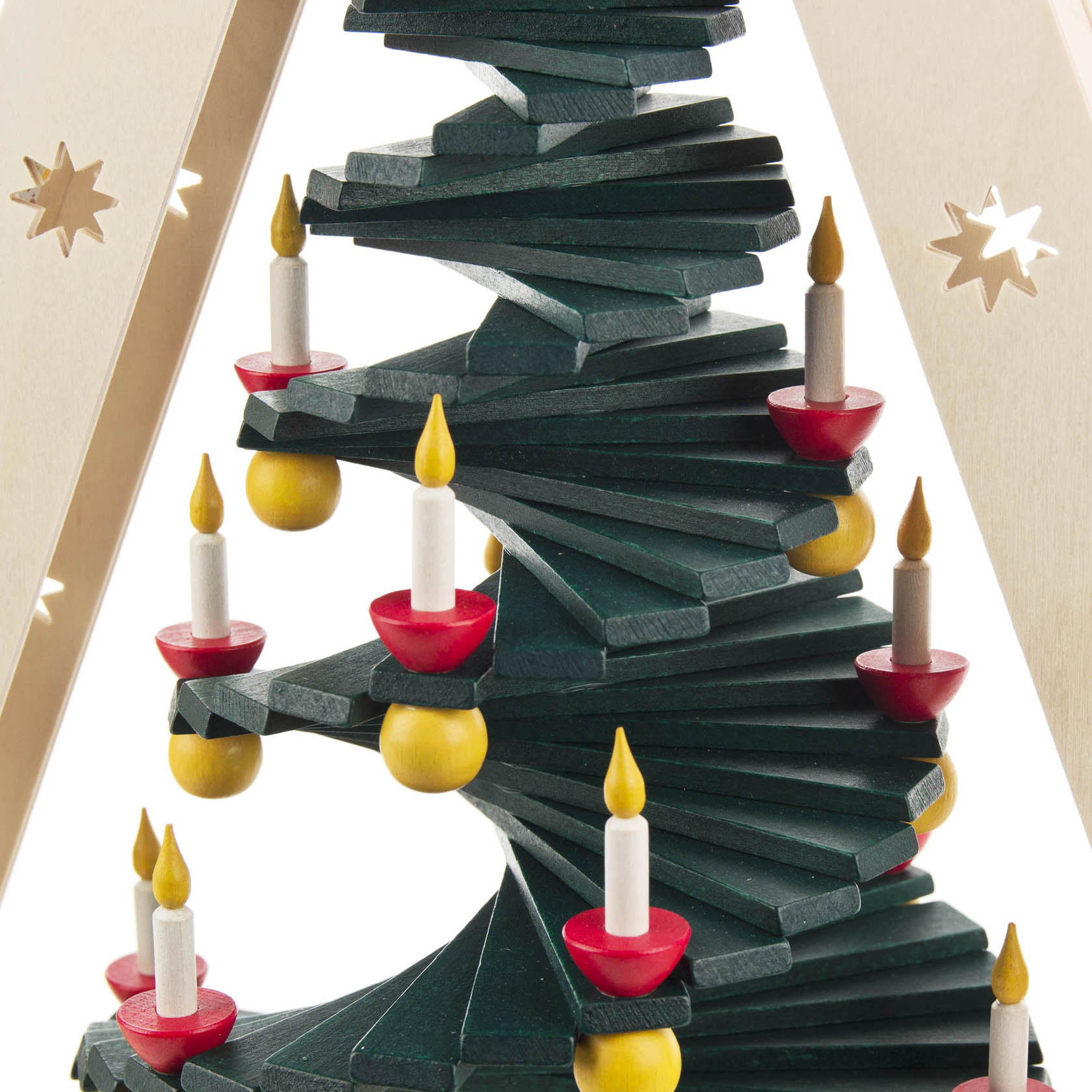 Schwibbogen mit einem grün lackierten, spiralförmigen Stufenbaum und LED-beleuchteten Kerzen in roten Haltern auf goldenen Kugeln.