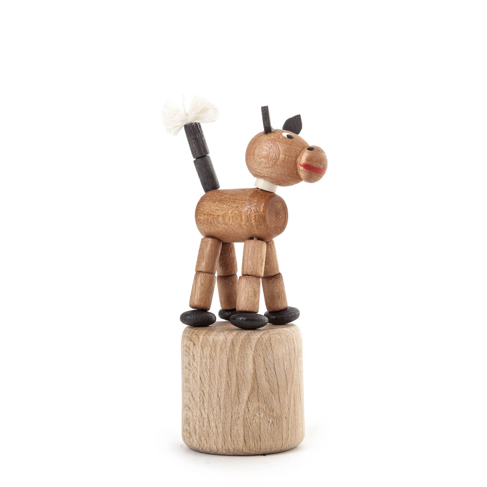 Ein Wackeltier in Form eines Pferdes aus Holz, das auf einer Holzplattform steht. Das Pferd hat bewegliche Beine, eine gestrichene Mähne und einen schwarz-weißen Schwanz. im Dregeno Online Shop günstig kaufen