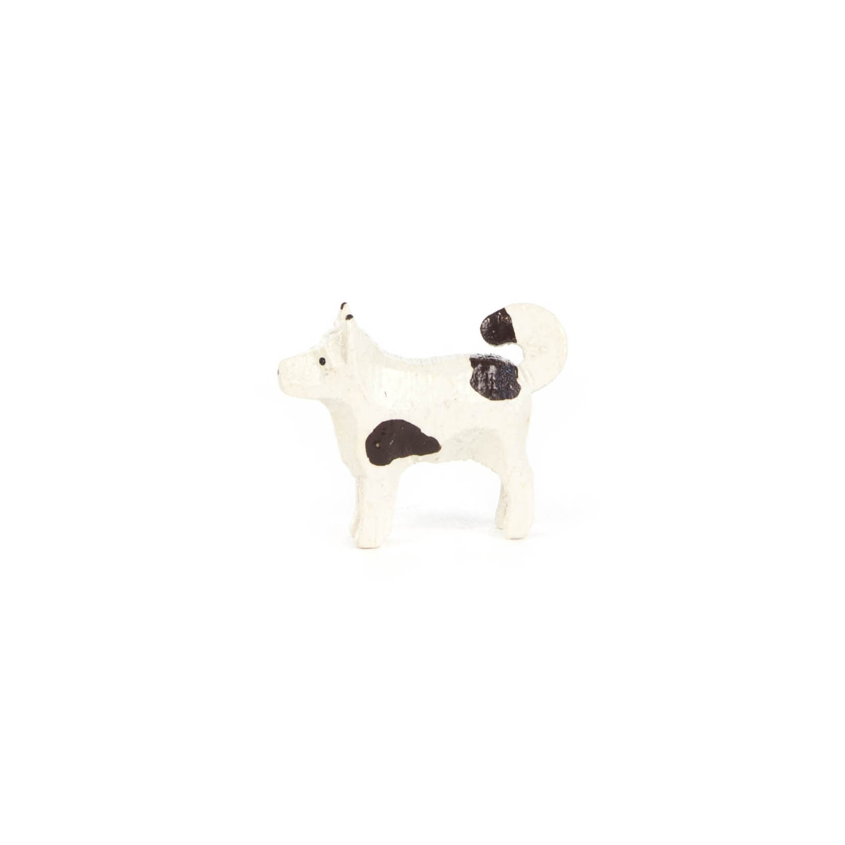 Kleine, weiße Keramikfigur eines Hundes mit schwarzen Flecken. im Dregeno Online Shop günstig kaufen
