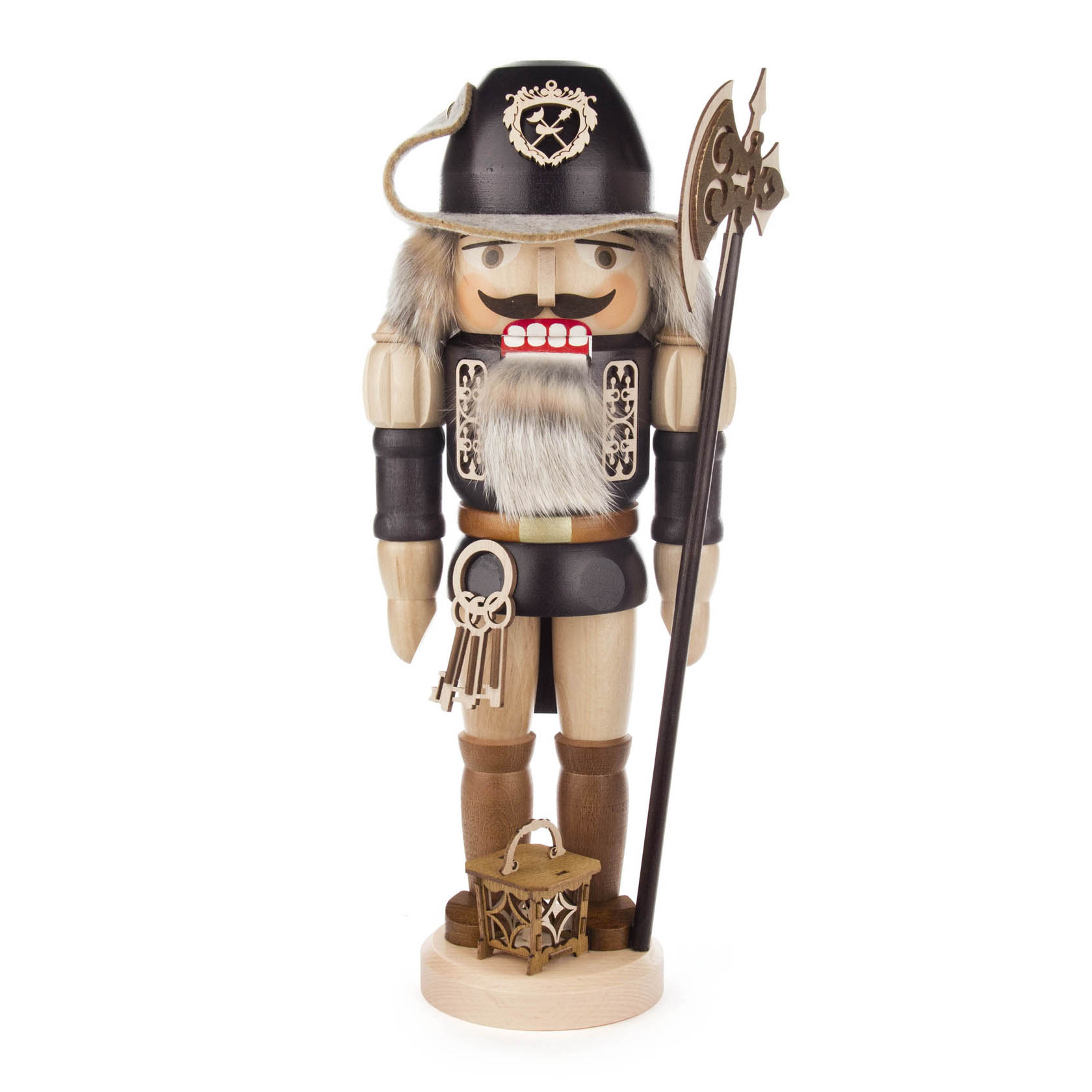 Ein traditioneller Nussknacker in Form eines Nachtwächters, 38 cm hoch, mit grauem Bart, schwarzen Stiefeln, Verzierungen und einer Laterne sowie Hellebarde in den Händen. im Dregeno Online Shop günstig kaufen