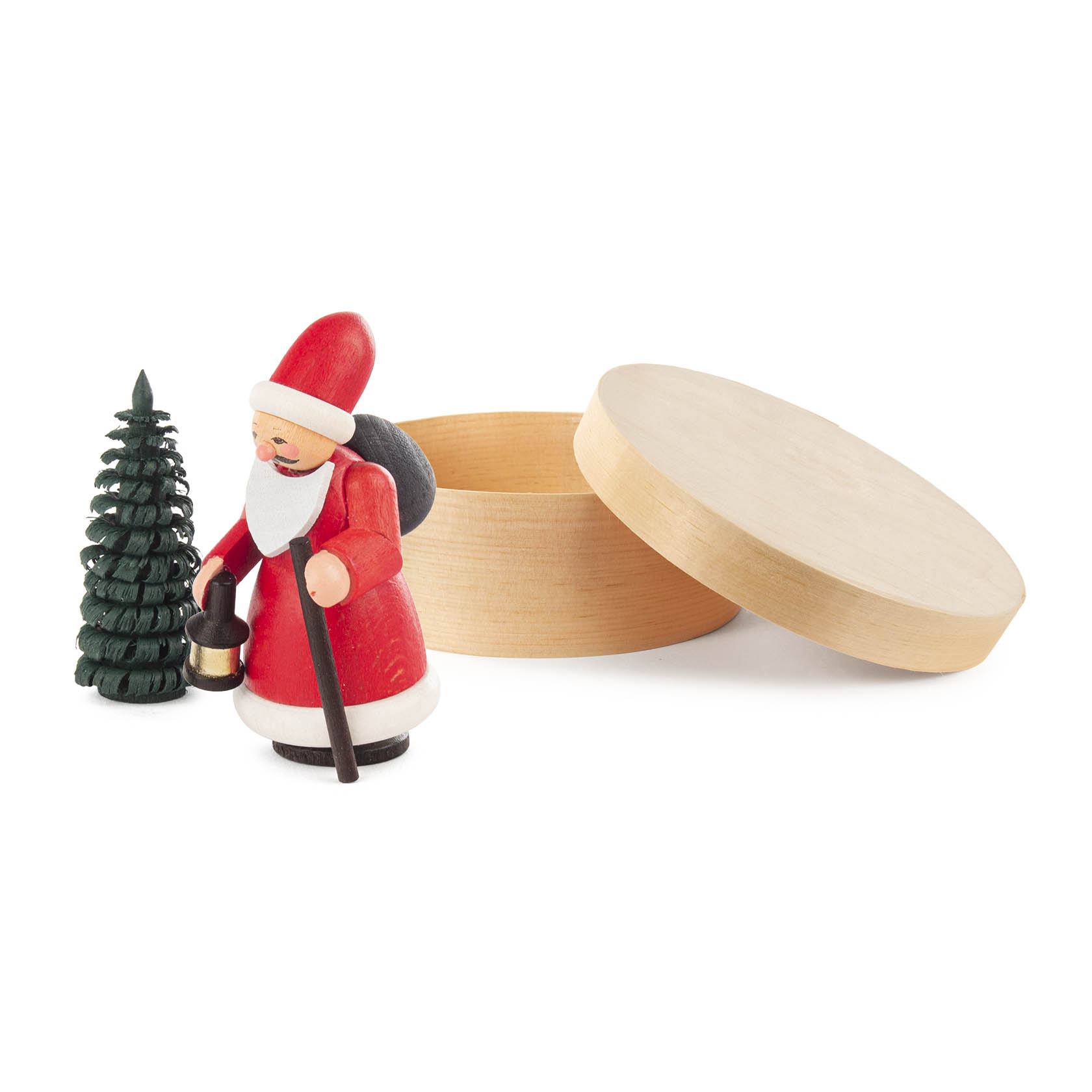 Ein handgefertigter Weihnachtsmann mit rotem Mantel, Rucksack und Laterne steht neben einem kleinen grünen Baum vor einer offenen runden Spandose. im Dregeno Online Shop günstig kaufen