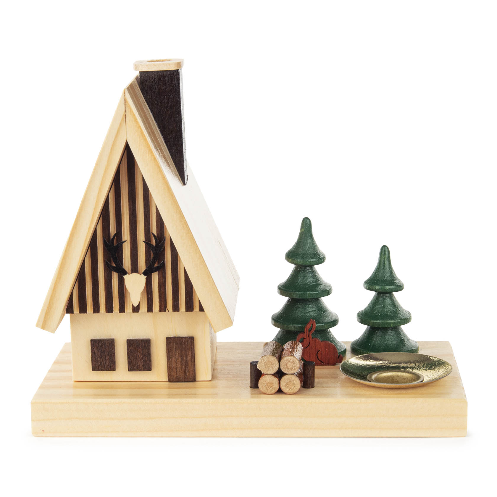 Ein Räucherhaus in Form eines Waldhauses mit einem Hirschgeweih an der Front. Daneben stehen zwei grüne Bäume, ein Holzhaufen und ein brauner Hase. im Dregeno Online Shop günstig kaufen