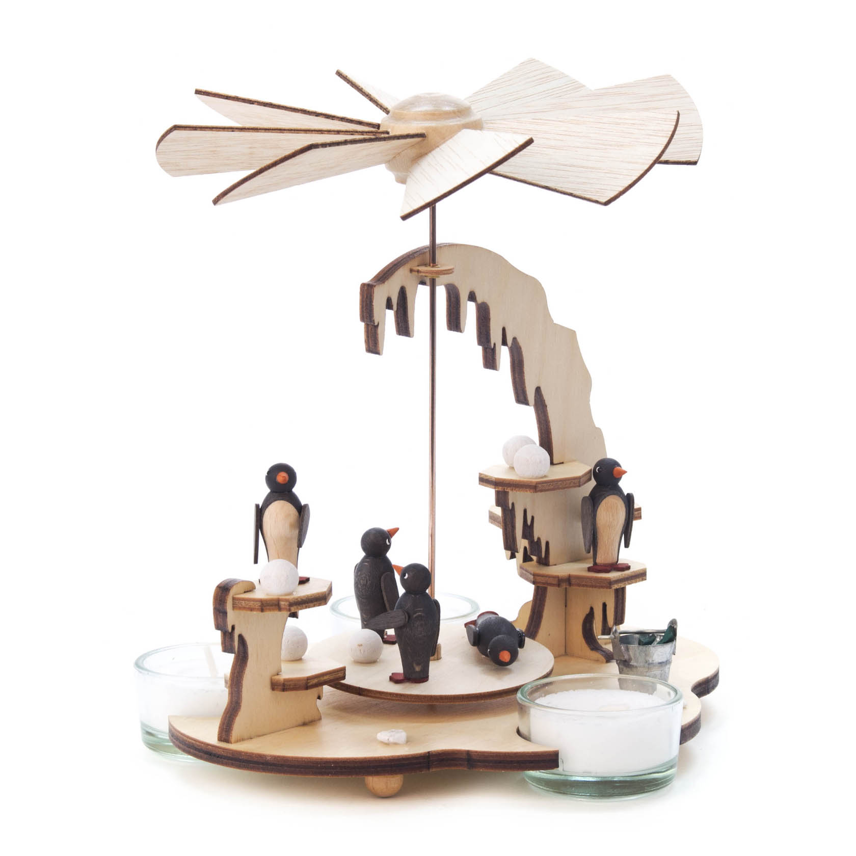 Holzpyramide mit Pinguinfiguren, die eine Szene mit Teelichtgläsern darstellt und ein Windrad hat. im Dregeno Online Shop günstig kaufen