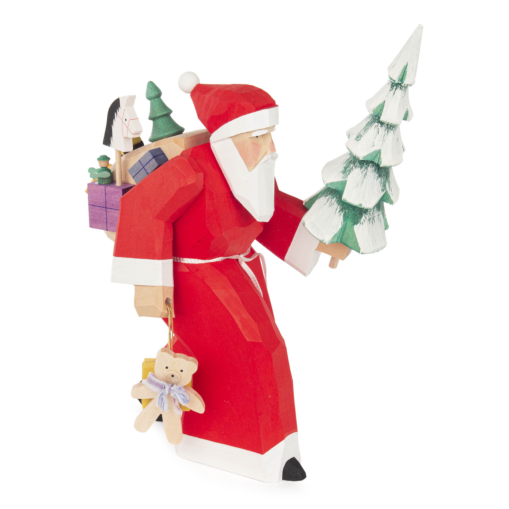 Holzgeschnitzter Weihnachtsmann in rotem Mantel mit weißem Bart, hält einen grünen Weihnachtsbaum und trägt einen Geschenksack mit Päckchen und Teddybär. im Dregeno Online Shop günstig kaufen