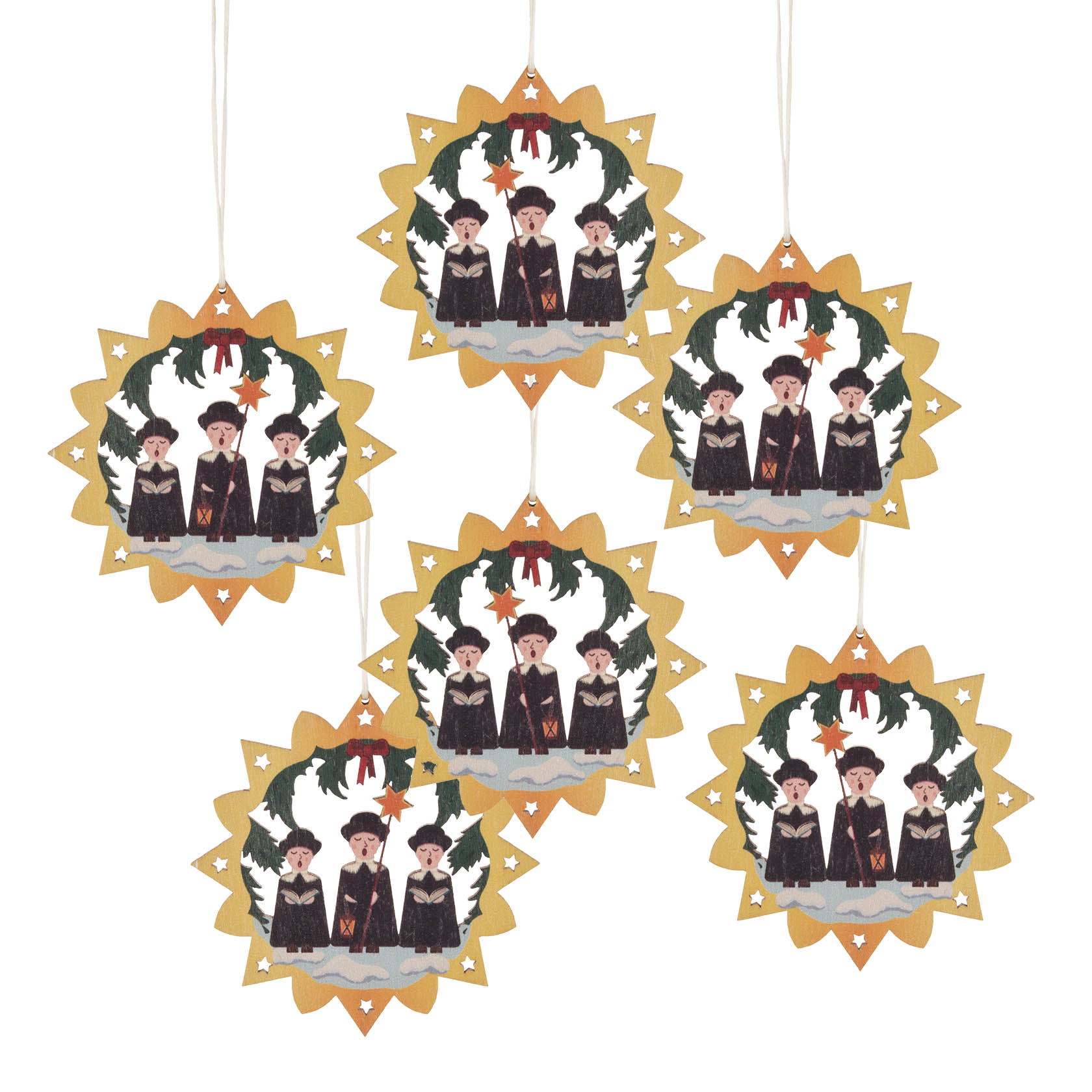 Sechs weihnachtliche Anhänger mit Sternmuster und Kurrende-Sängern, dekoriert mit Tannenzweigen und roten Schleifen. im Dregeno Online Shop günstig kaufen