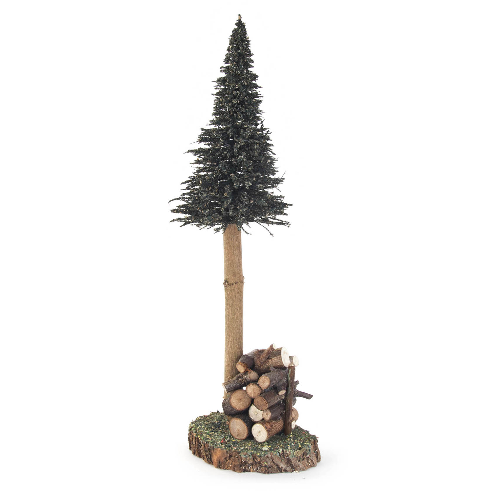 Ein Modellbaum mit einem schlanken Stamm und dichtem grünem Laub, etwa 38 cm hoch. Daneben ein kleiner Stapel Holzscheite auf einem runden Sockel. im Dregeno Online Shop günstig kaufen