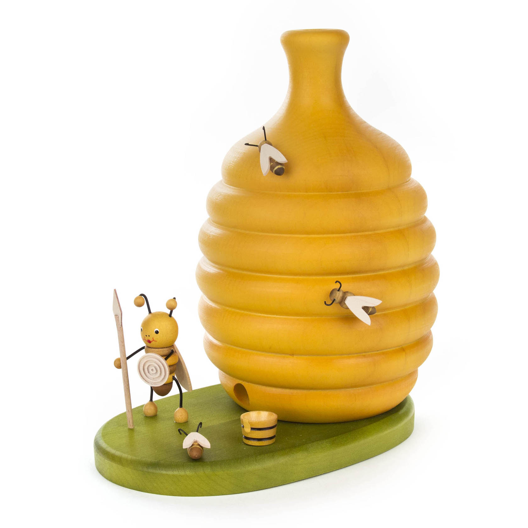 Großer, gelber, hölzerner Bienenstock mit Räucherfunktion, dekoriert mit kleinen Bienenfiguren und einer stehenden Biene mit Speer. im Dregeno Online Shop günstig kaufen